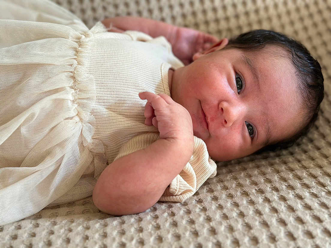 Hinatea participe au concours pour gagner de l'argent avec cette photo : baby, infant, face, skin, hand, clothing, dress, texture, blanket, closeup, portrait, newborn, cute, lying, soft, natural_light, indoors, person, child, young