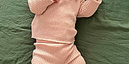 Hinatea a rejoint le concours — aidez-le/la à gagner de superbes lots ! baby, sleeping, pink_outfit, headband, bow, green_blanket, shoes, minnie_mouse, frilly_socks, infant, cute, cozy, soft_texture, lying_down, peaceful, child, apparel, portrait, indoors, rest