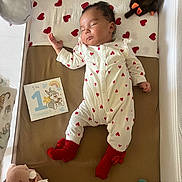 Hinatea a rejoint le concours — aidez-le/la à gagner de superbes lots ! baby, sleeping, crib, onesie, red_hearts, soft_toys, pacifier, milestone_card, infant, blanket, sleep, cute, child, toy, bed, comfort, rest, indoor, person, peaceful