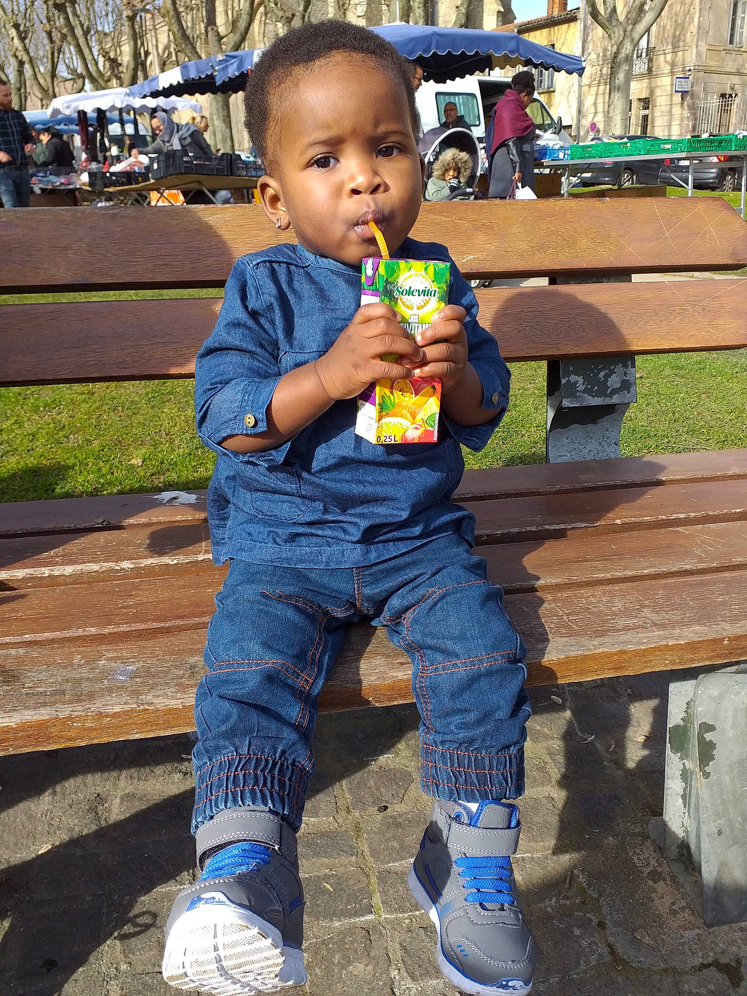 Annabelle a rejoint le concours — aidez-le/la à gagner de superbes lots ! child, denim, drink, jeans, male, person, toddler