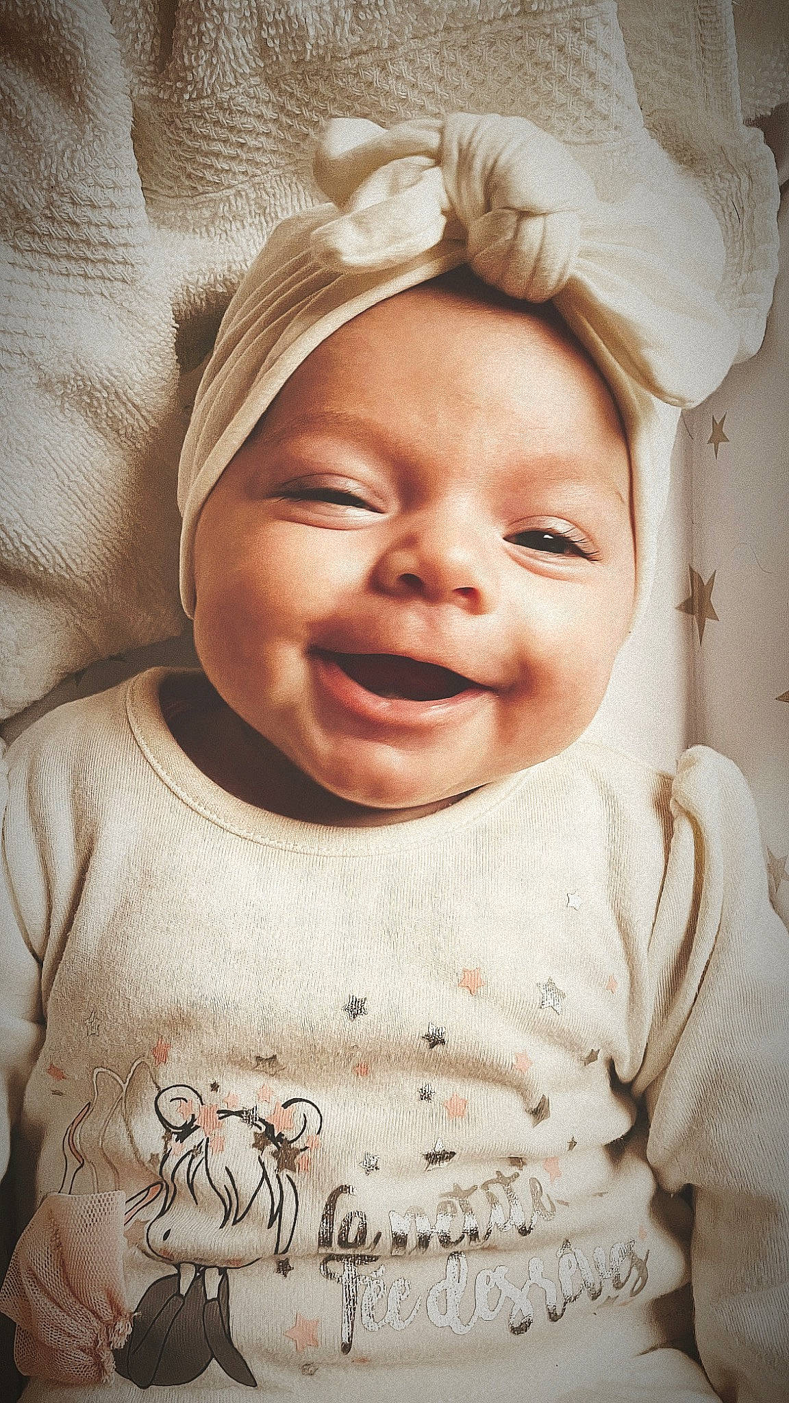 Naomie a rejoint le concours — aidez-le/la à gagner de superbes lots ! baby, baby_laughing, cheek, chin, eye, eyebrow, facial_expression, gesture, happy, head, jaw, lip, mouth, nose, person, pink, plant, skin, sleeve, smile