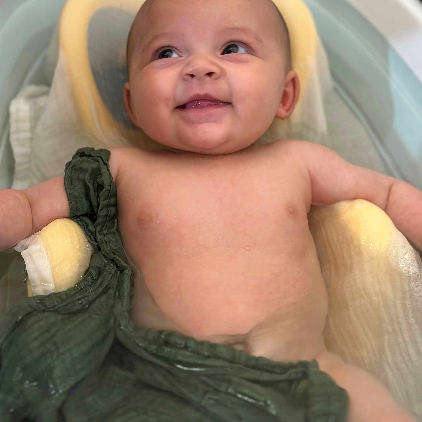 Felicia a rejoint le concours — aidez-le/la à gagner de superbes lots ! arm, baby, bath, child, cushion, cute, eyes, face, green_cloth, happy, head, infant, mouth, relaxing, shoulder, skin, smiling, tub, water, young