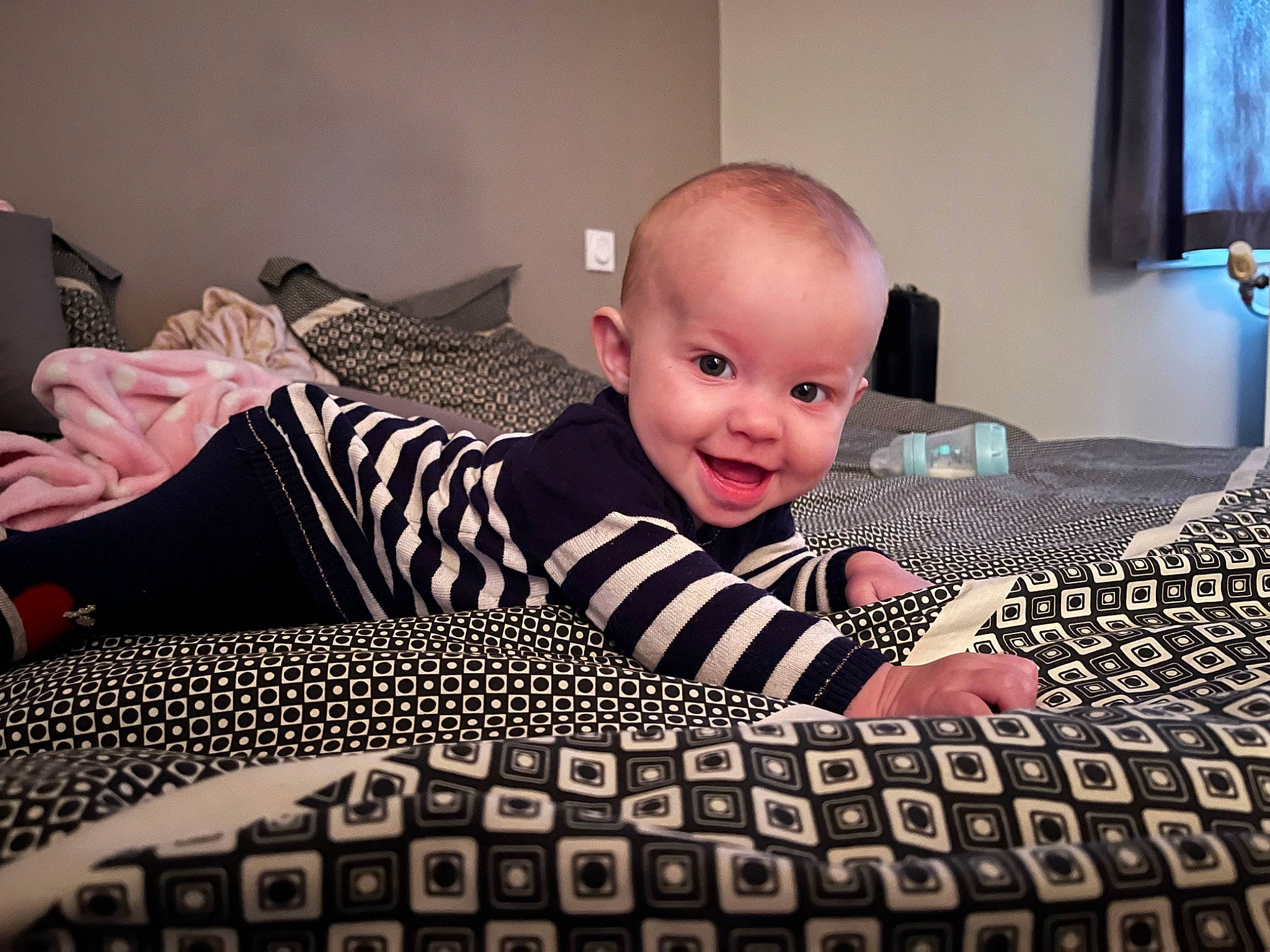 Athéna participe au concours pour gagner de l'argent avec cette photo : art, baby_toddler_clothing, bedding, bedroom, carpet, child, comfort, electronic_device, flash_photography, floor, flooring, happy, linens, office_equipment, pattern, person, sitting, smile, textile, toddler