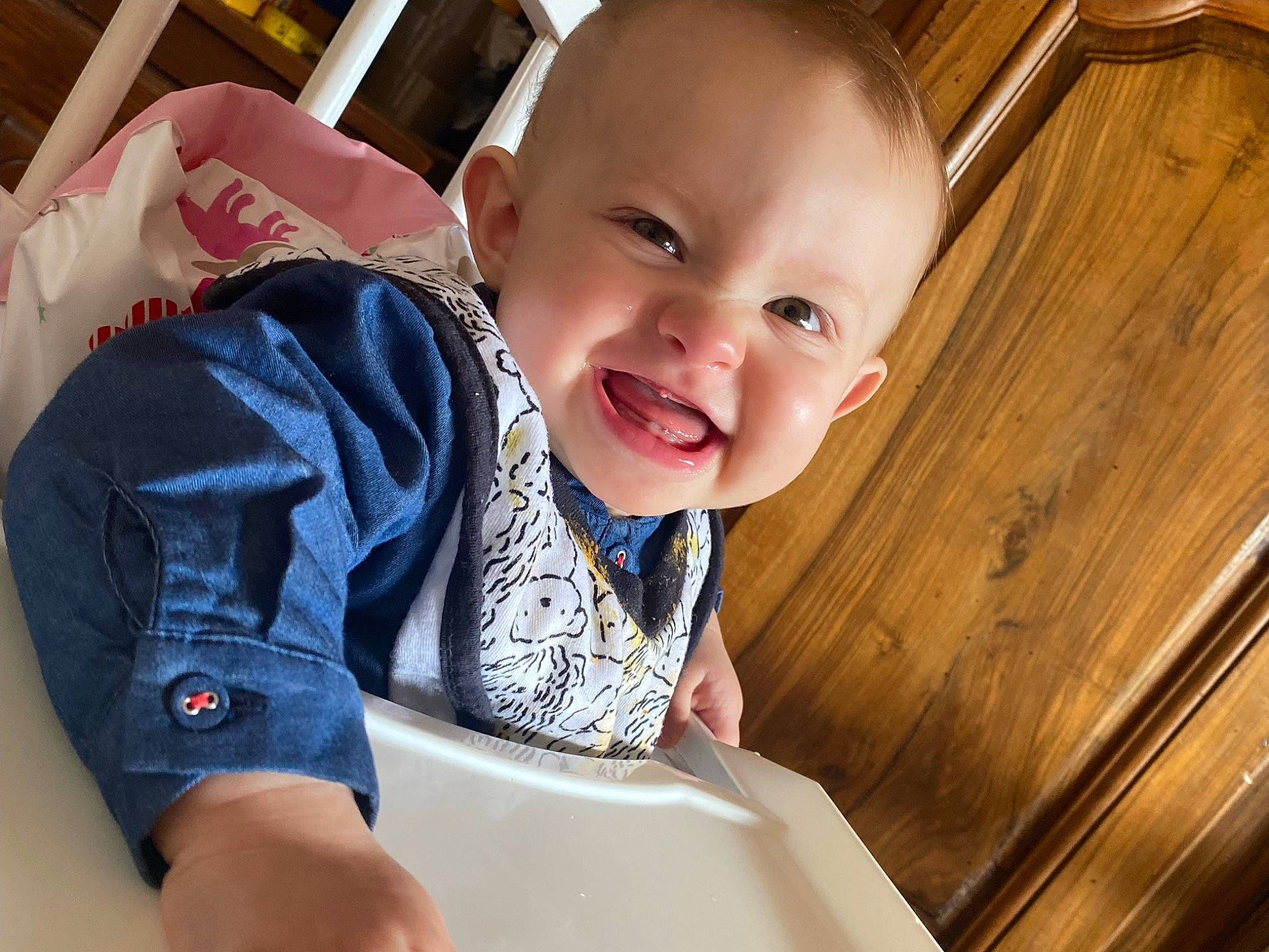 Athéna a rejoint le concours — aidez-le/la à gagner de superbes lots ! baby, baby_laughing, baby_toddler_clothing, cheek, child, collar, comfort, electric_blue, happy, hardwood, human_body, nose, person, product, sitting, skin, sleeve, smile, t_shirt, toddler