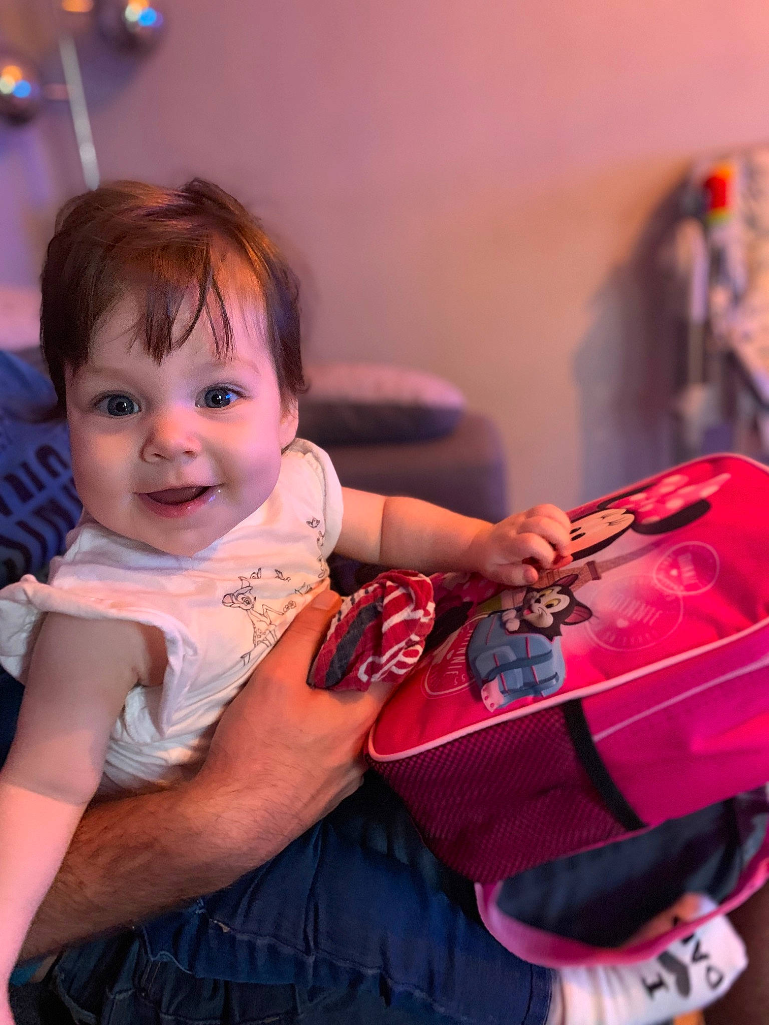 Maëla participe au concours pour gagner de l'argent avec cette photo : baby, baby_toddler_clothing, bag, carmine, child, event, fashion_accessory, folk_instrument, fun, happy, luggage_and_bags, magenta, music, musical_instrument, nail, pattern, person, pink, sitting, toddler