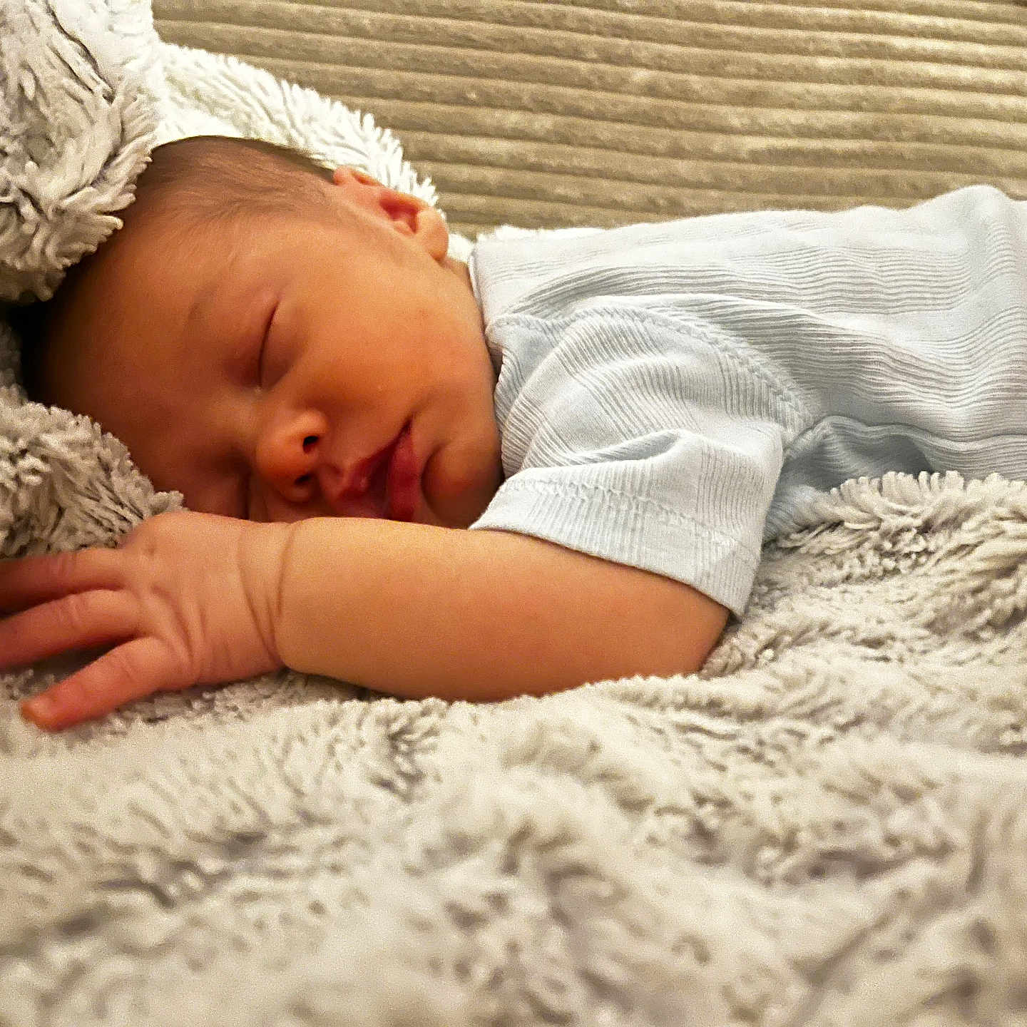 Helio a rejoint le concours — aidez-le/la à gagner de superbes lots ! baby, bed, blanket, child, clothing, comfort, cozy, cute, face, hand, infant, naptime, newborn, peaceful, portrait, relax, rest, sleeping, soft, texture