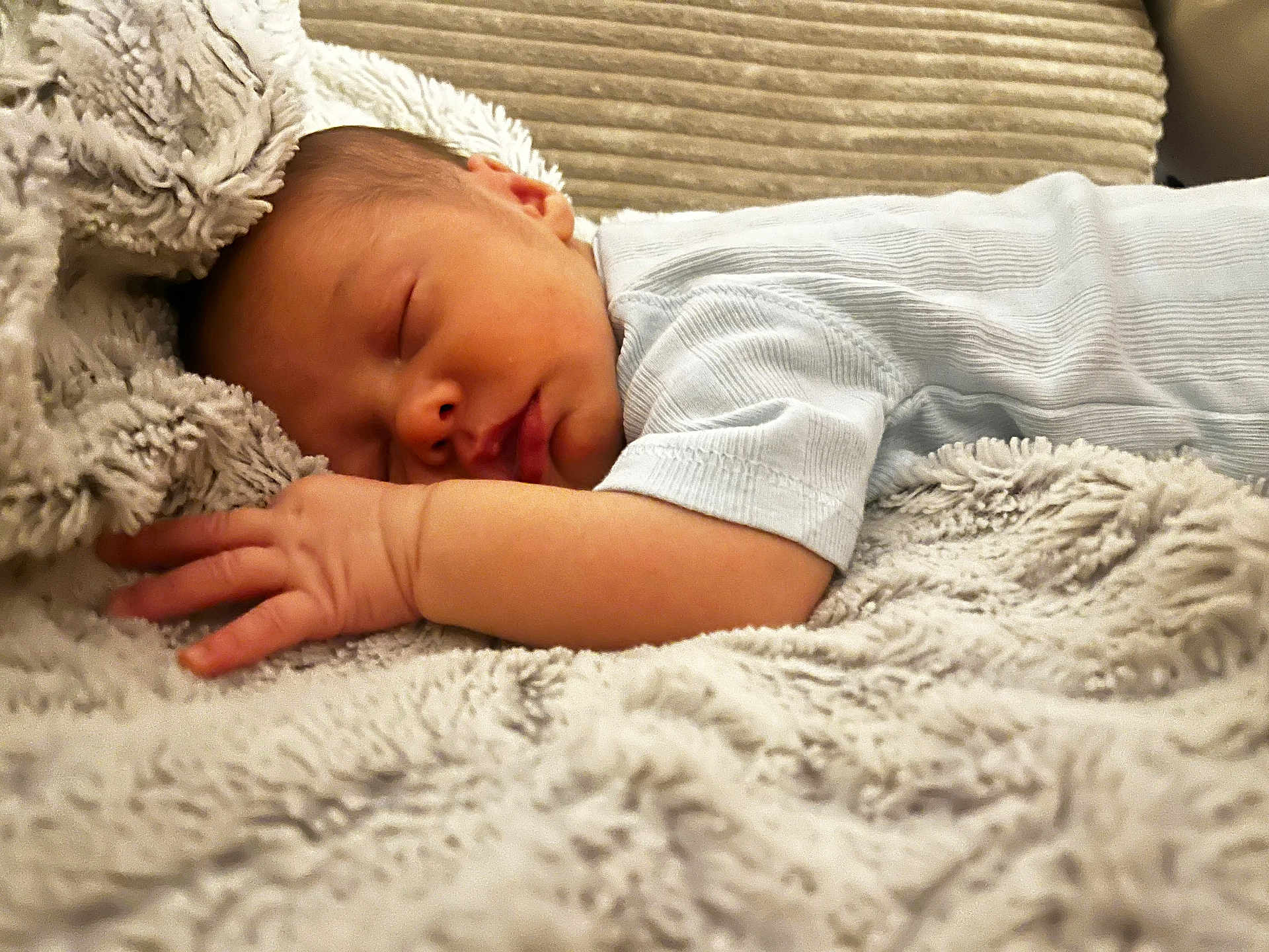 Helio a rejoint le concours — aidez-le/la à gagner de superbes lots ! baby, sleeping, blanket, infant, cozy, soft, texture, peaceful, child, rest, cute, newborn, clothing, comfort, portrait, bed, hand, face, relax, naptime