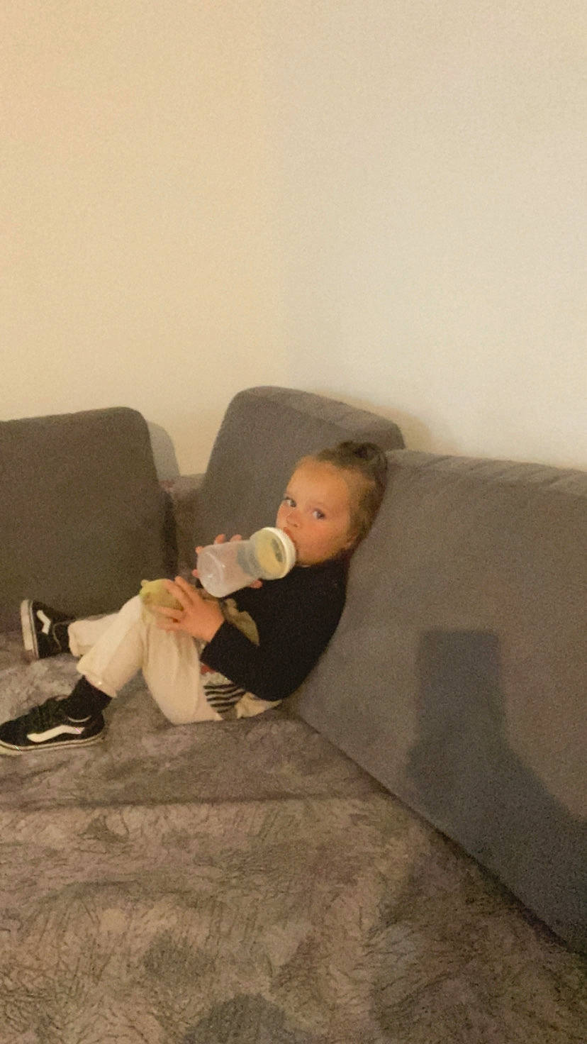 Inaya a rejoint le concours — aidez-le/la à gagner de superbes lots ! barefoot, child, comfort, couch, elbow, floor, flooring, foot, hardwood, human_leg, knee, linens, nap, person, room, sitting, sock, thigh, toddler, wood