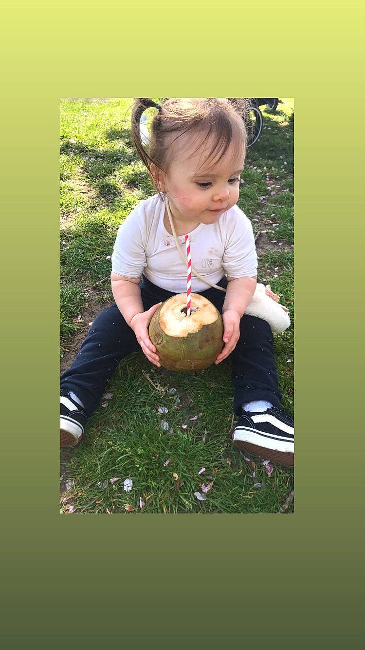 Inaya a rejoint le concours — aidez-le/la à gagner de superbes lots ! baby, baby_toddler_clothing, ball, child, fun, games, grass, happy, lawn, leisure, people_in_nature, person, play, recreation, sitting, soccer_ball, toddler, wood