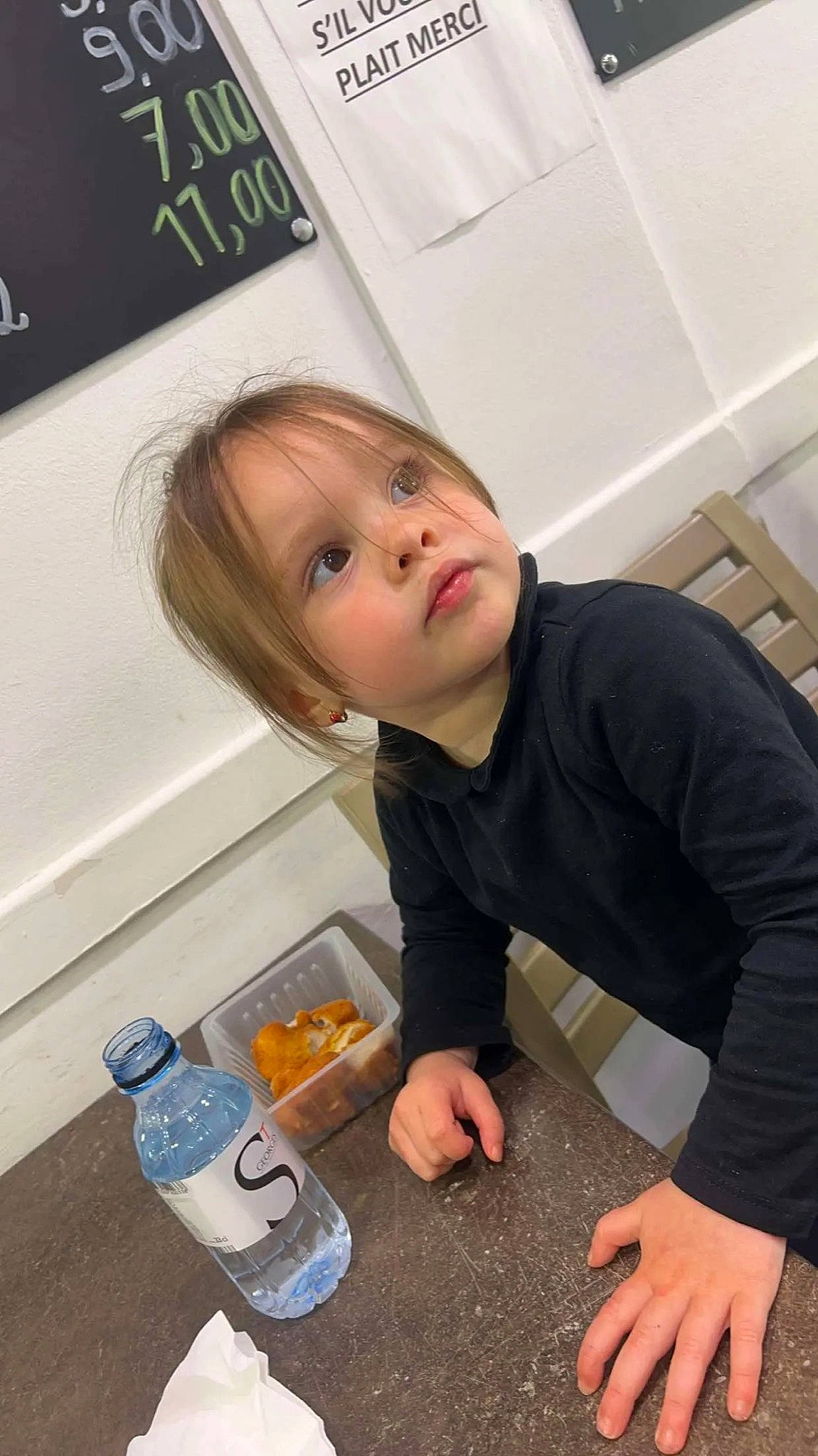 Inaya a rejoint le concours — aidez-le/la à gagner de superbes lots ! baby_toddler_clothing, chair, child, cooking, drink, drinkware, floor, flooring, fun, hand, hardwood, person, picture_frame, plastic_bottle, room, sitting, skin, sleeve, television, toddler