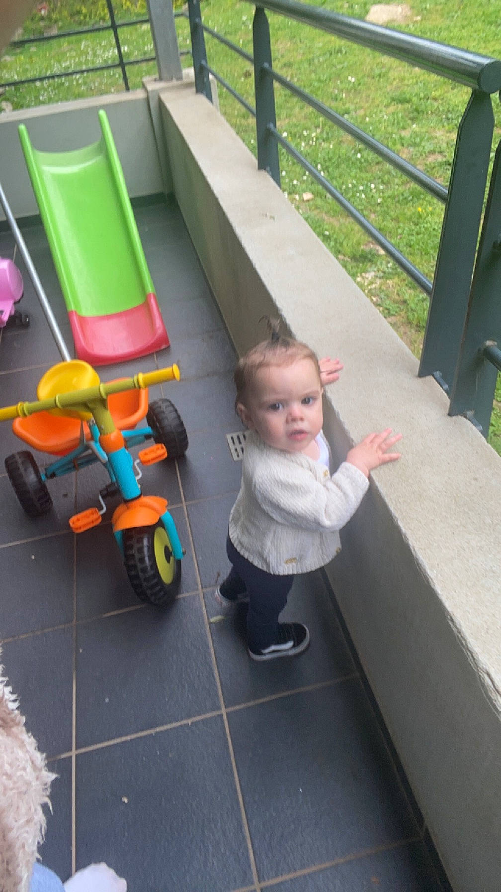 Dilara a rejoint le concours — aidez-le/la à gagner de superbes lots ! baby, baby_toddler_clothing, bicycle_wheel, child, chute, city, fun, grass, leisure, magenta, outdoor_play_equipment, person, plant, plastic, play, playground, recreation, riding_toy, tire, toddler