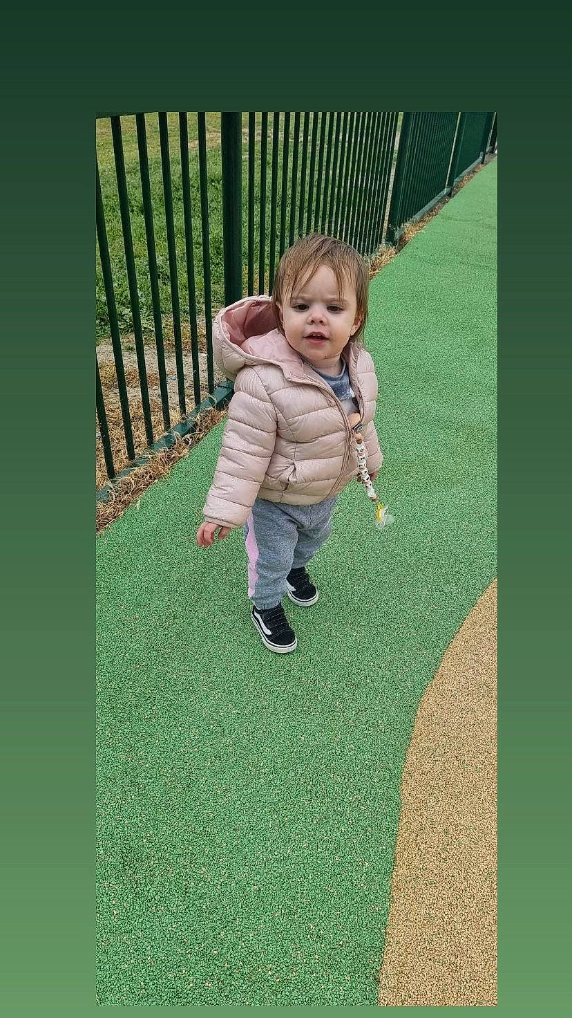 Dilara participe au concours pour gagner de l'argent avec cette photo : baby, baby_toddler_clothing, child, fence, flooring, fun, grass, grassland, green, lawn, leisure, outdoor_play_equipment, pattern, people_in_nature, person, playground, recreation, sitting, sleeve, swing