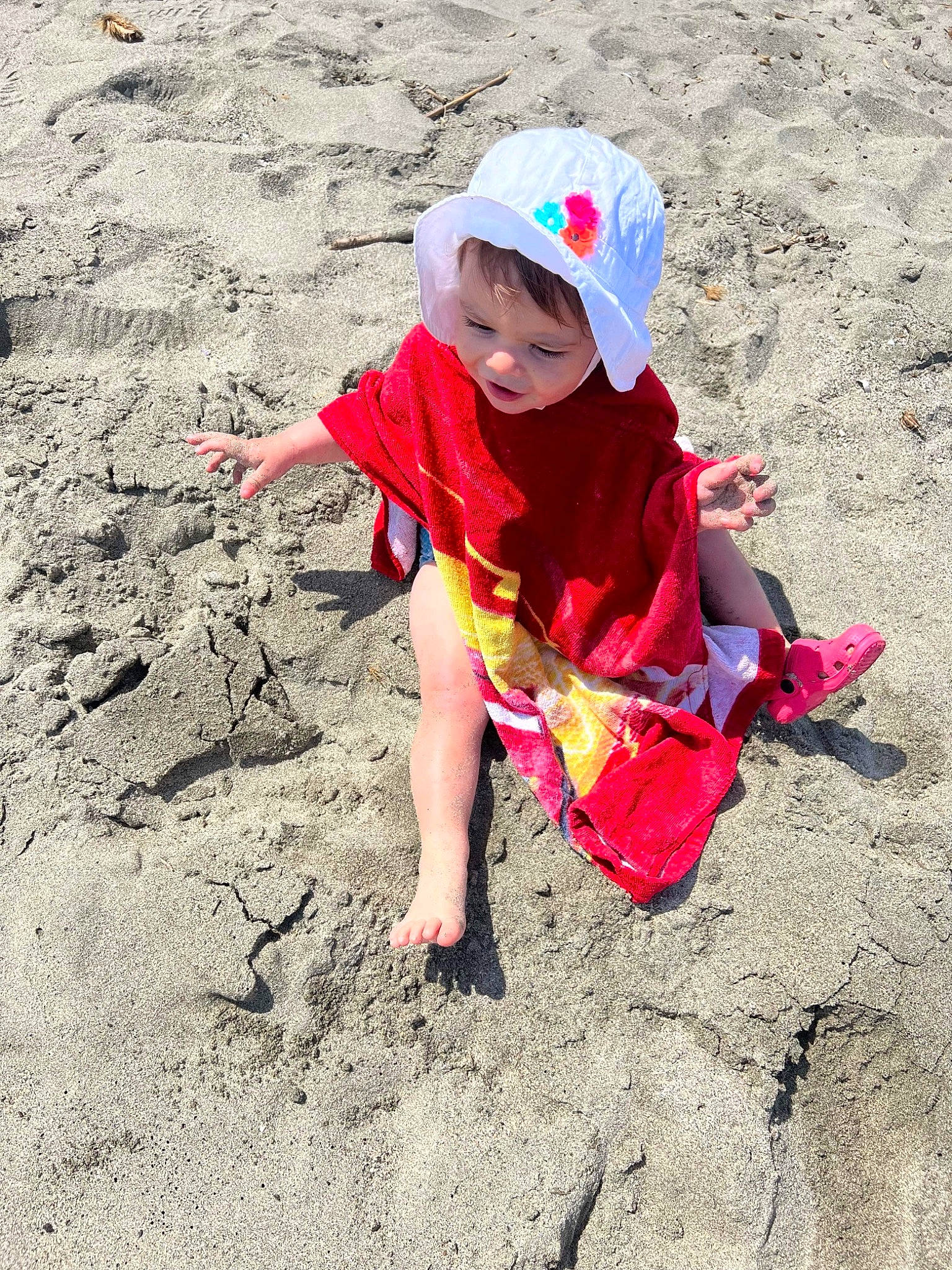 Dilara a rejoint le concours — aidez-le/la à gagner de superbes lots ! baseball_cap, beach, cap, carmine, child, fun, grass, hat, headwear, landscape, leisure, people_in_nature, person, play, recreation, sand, shadow, sitting, soil, sun_hat