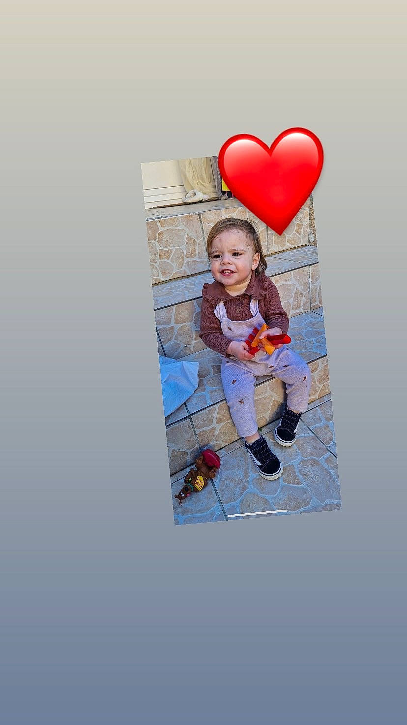 Dilara a rejoint le concours — aidez-le/la à gagner de superbes lots ! baby_toddler_clothing, font, gesture, happy, heart, magenta, paper, paper_product, pattern, person, sleeve