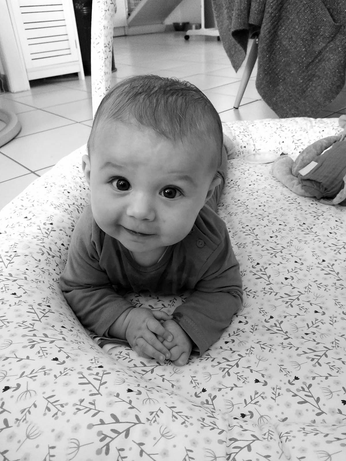 Jeanne a rejoint le concours — aidez-le/la à gagner de superbes lots ! baby, black, black_and_white, cheek, comfort, crawling, eyebrow, floor, flooring, grey, iris, mouth, nose, person, product, skin, smile, style, toddler, white