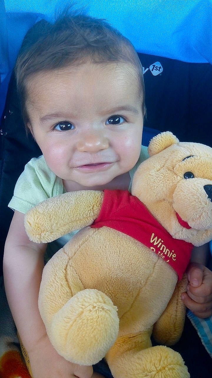 Dévone a rejoint le concours — aidez-le/la à gagner de superbes lots ! arm, azure, baby_toddler_clothing, blue, cheek, eye, facial_expression, finger, gesture, hand, human_body, mouth, nose, organ, person, product, skin, smile, thumb, toy