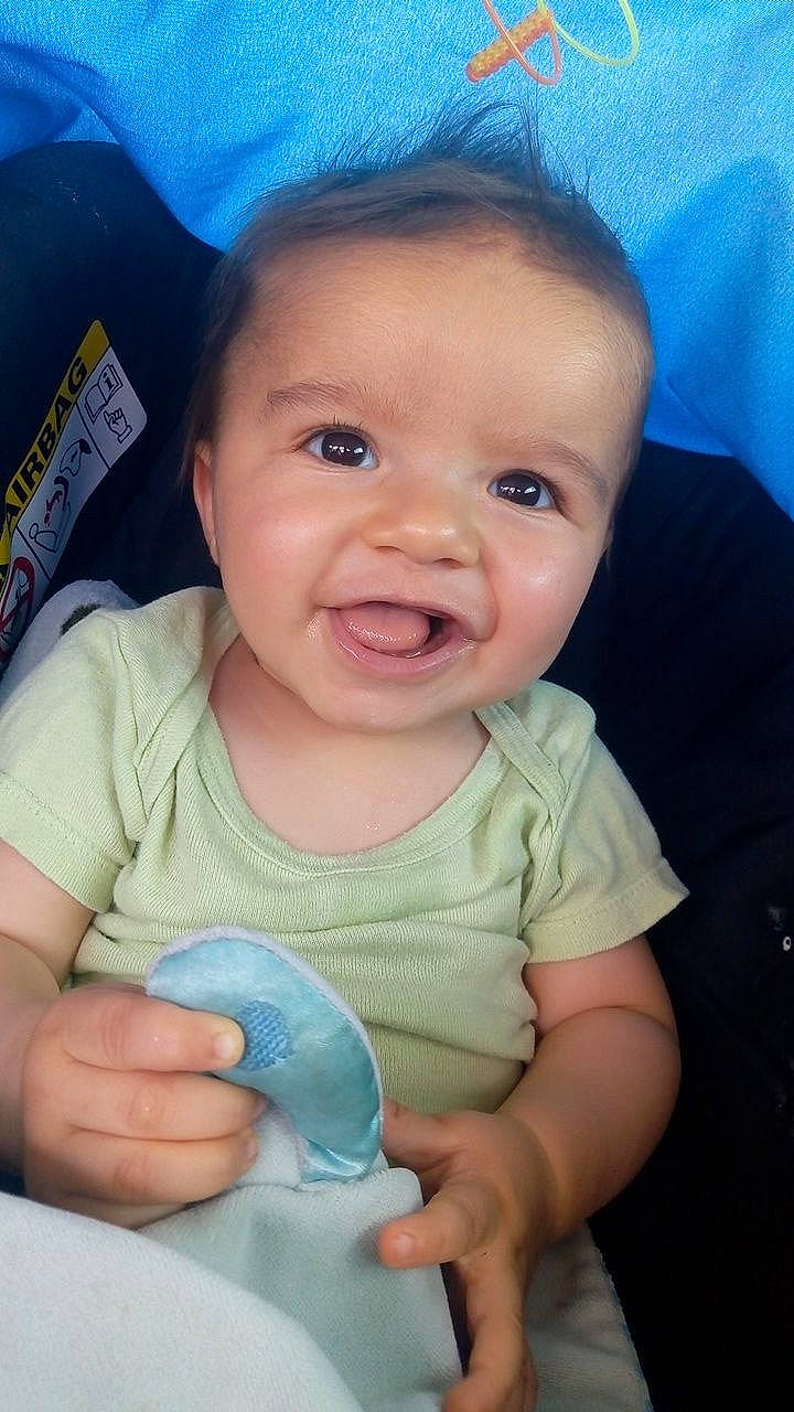 Dévone participe au concours pour gagner de l'argent avec cette photo : azure, baby_toddler_clothing, blue, cheek, chin, face, facial_expression, gesture, human, iris, lip, mammal, mouth, nose, organ, person, product, skin, sleeve, smile