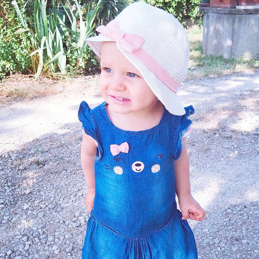 Lydia a rejoint le concours — aidez-le/la à gagner de superbes lots ! cap, city, clothing, dress, face, flower, hat, head, jar, pants, person, petal, photography, plant, planter, portrait, pottedplant, pottery, road, vase