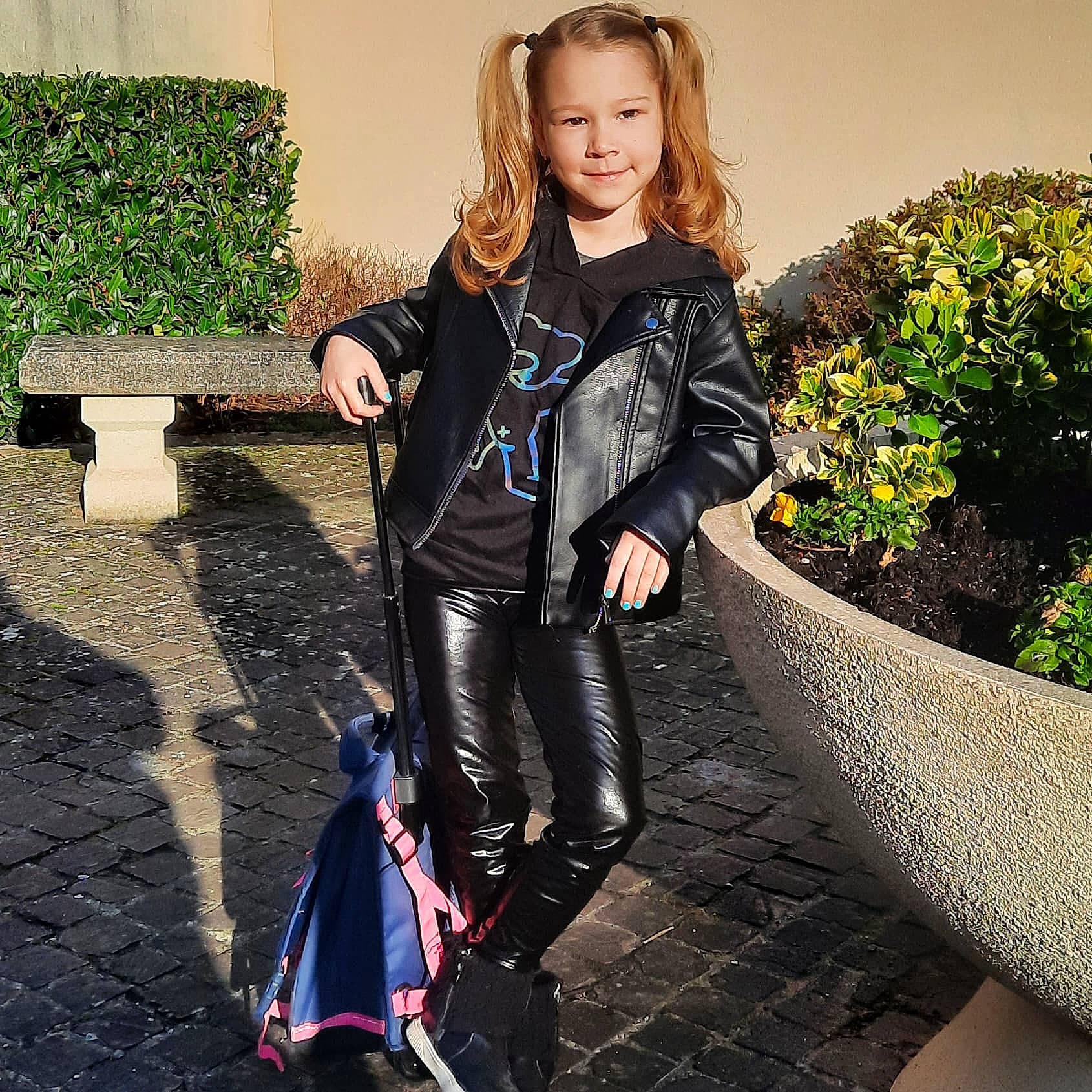 Alissa participe au concours pour gagner de l'argent avec cette photo : bag, blond, cool, denim, electric_blue, eyewear, fashion_design, human_leg, joy, knee, leather_jacket, leg, long_hair, pattern, person, plant, shoe, sleeve, sportswear, standing