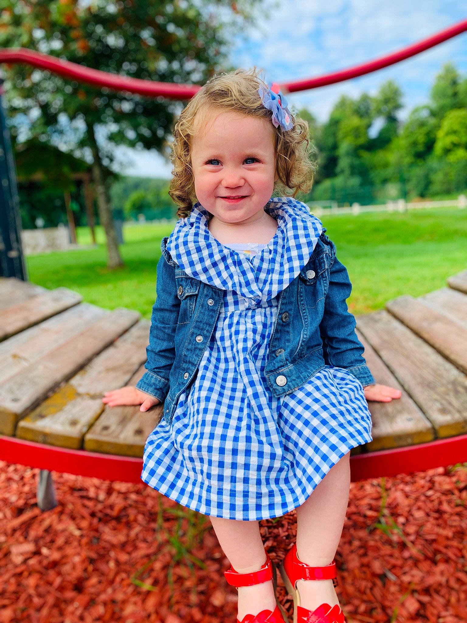 Lyvia a rejoint le concours — aidez-le/la à gagner de superbes lots ! baby_toddler_clothing, day_dress, dress, fun, grass, happy, joy, leisure, one_piece_garment, outerwear, people_in_nature, person, pink, plaid, plant, sky, smile, standing, street_fashion, tartan