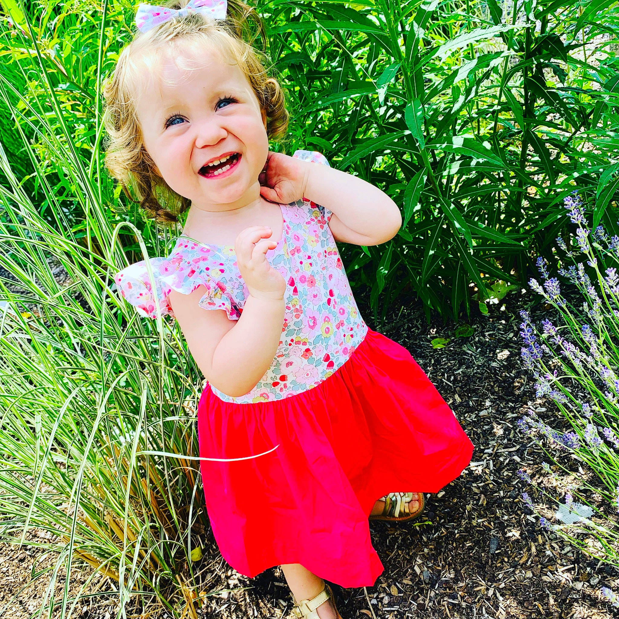 Lyvia participe au concours pour gagner de l'argent avec cette photo : baby, baby_toddler_clothing, child, clothing, day_dress, face, facial_expression, grass, green, happy, joy, leaf, meadow, people_in_nature, person, pink, plant, sleeve, smile, standing