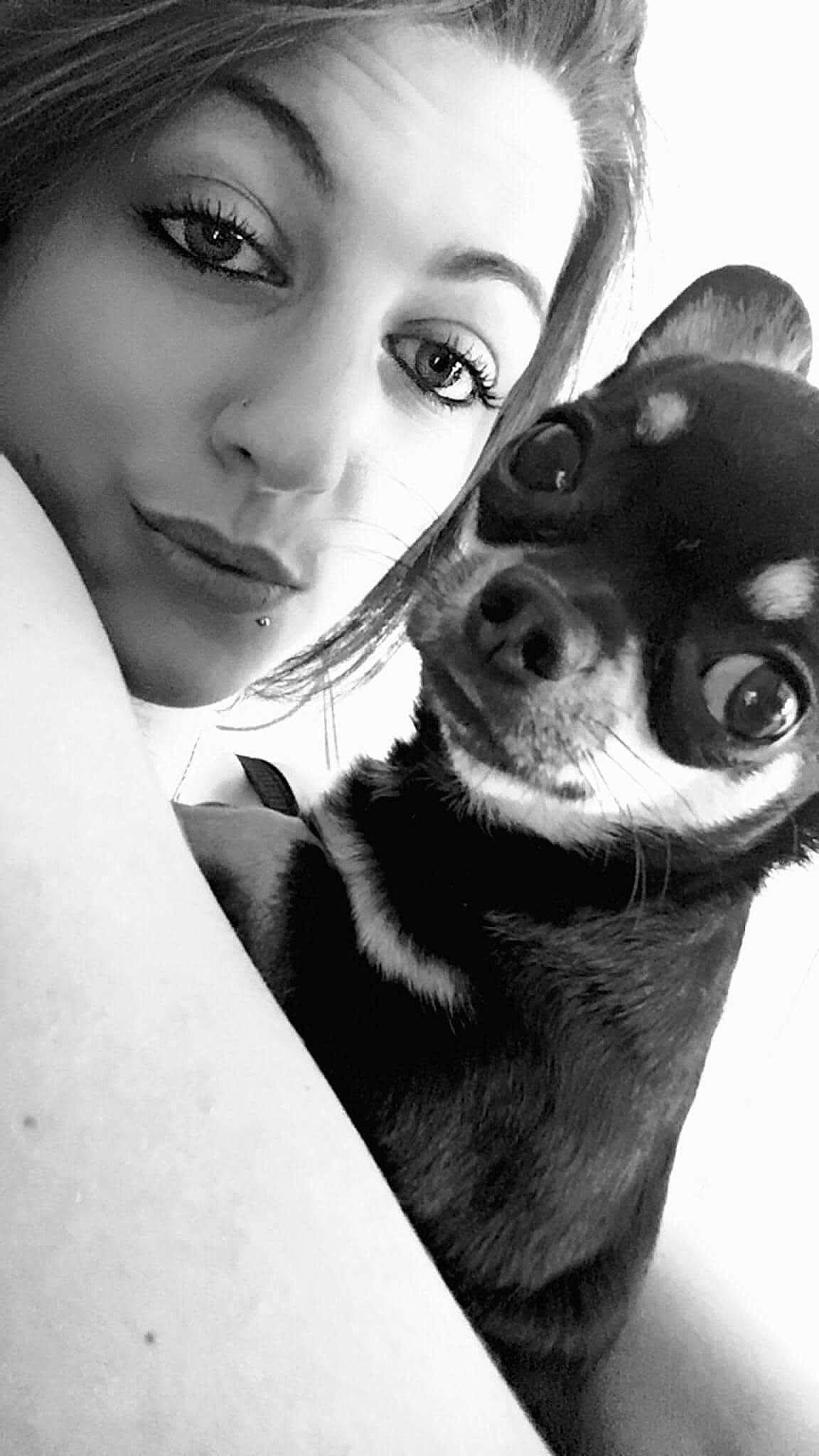 Mali participe au concours pour gagner de l'argent avec cette photo : black_and_white, canidae, carnivore, companion_dog, dog, dog_breed, ear, eye, head, nose, person, photography, selfie, smile, snout, toy_fox_terrier, whiskers