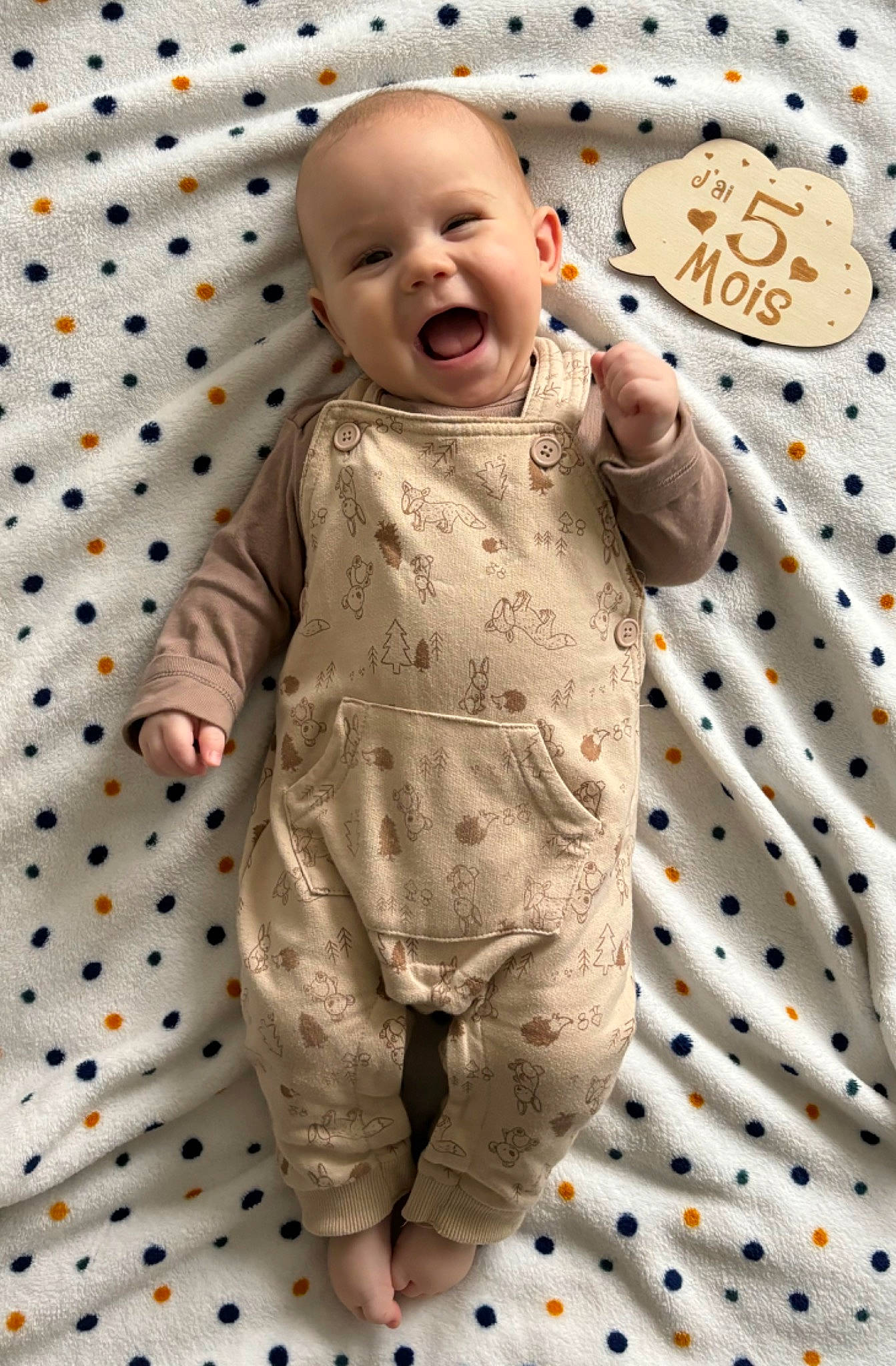 Jayden a rejoint le concours — aidez-le/la à gagner de superbes lots ! baby, baby_toddler_clothing, bedding, child, collar, comfort, face, happy, linens, pattern, person, play, sleeve, smile, textile, toddler, white