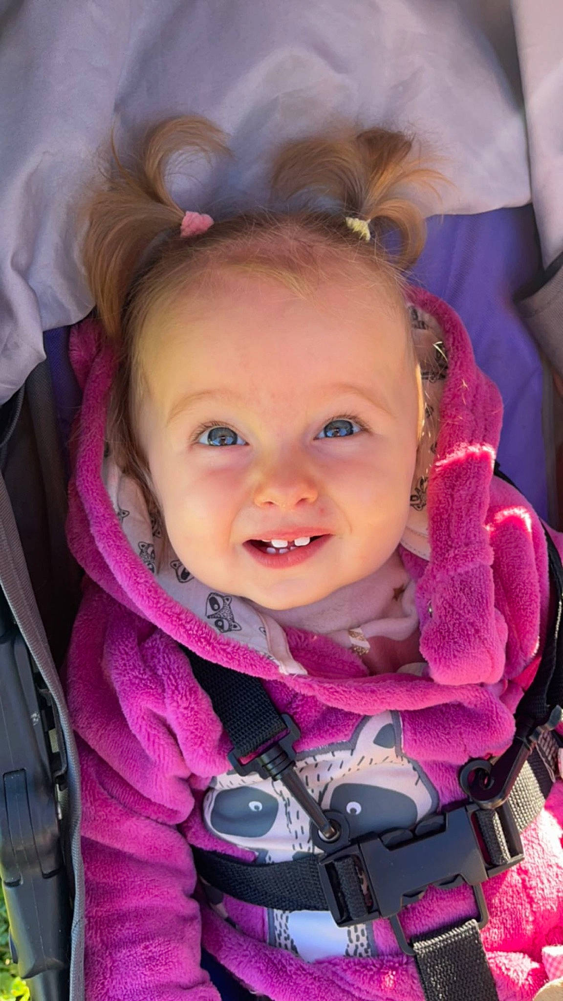 Gwennaëlle participe au concours pour gagner de l'argent avec cette photo : baby, baby_carriage, baby_products, beauty, cheek, child, eyelash, fun, happy, iris, joy, lip, magenta, nose, person, pink, product, purple, skin, smile