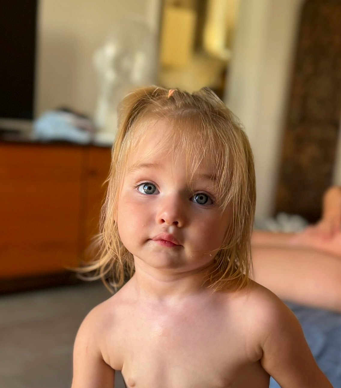 Agathe a rejoint le concours — aidez-le/la à gagner de superbes lots ! toddler, child, portrait, indoor, blonde_hair, blue_eyes, curious, skin, face, person, young_child, bare_shoulders, natural_light, expression, cute, hair, baby, head, looking, young