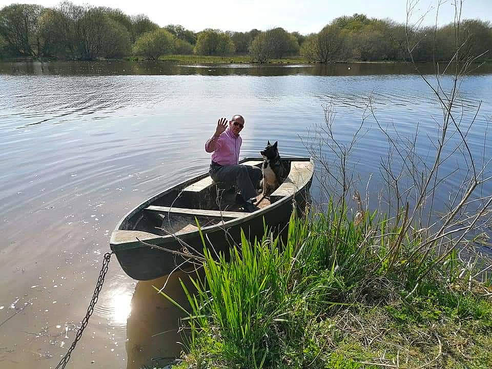 Pupuce participe au concours pour gagner de l'argent avec cette photo : bank, boat, boats_and_boating_equipment_and_supplies, canoe, grass, lake, landscape, leisure, oar, paddle, plant, recreation, skiff, sky, tree, vehicle, water, watercraft, waterway, wetland