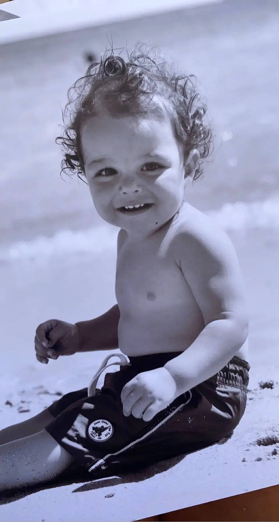 Kaylan participe au concours pour gagner de l'argent avec cette photo : arm, baby, black_and_white, chest, child, flash_photography, fun, hair, hairstyle, happy, head, human_body, joy, monochrome, monochrome_photography, person, personal_protective_equipment, smile, sports_equipment, style