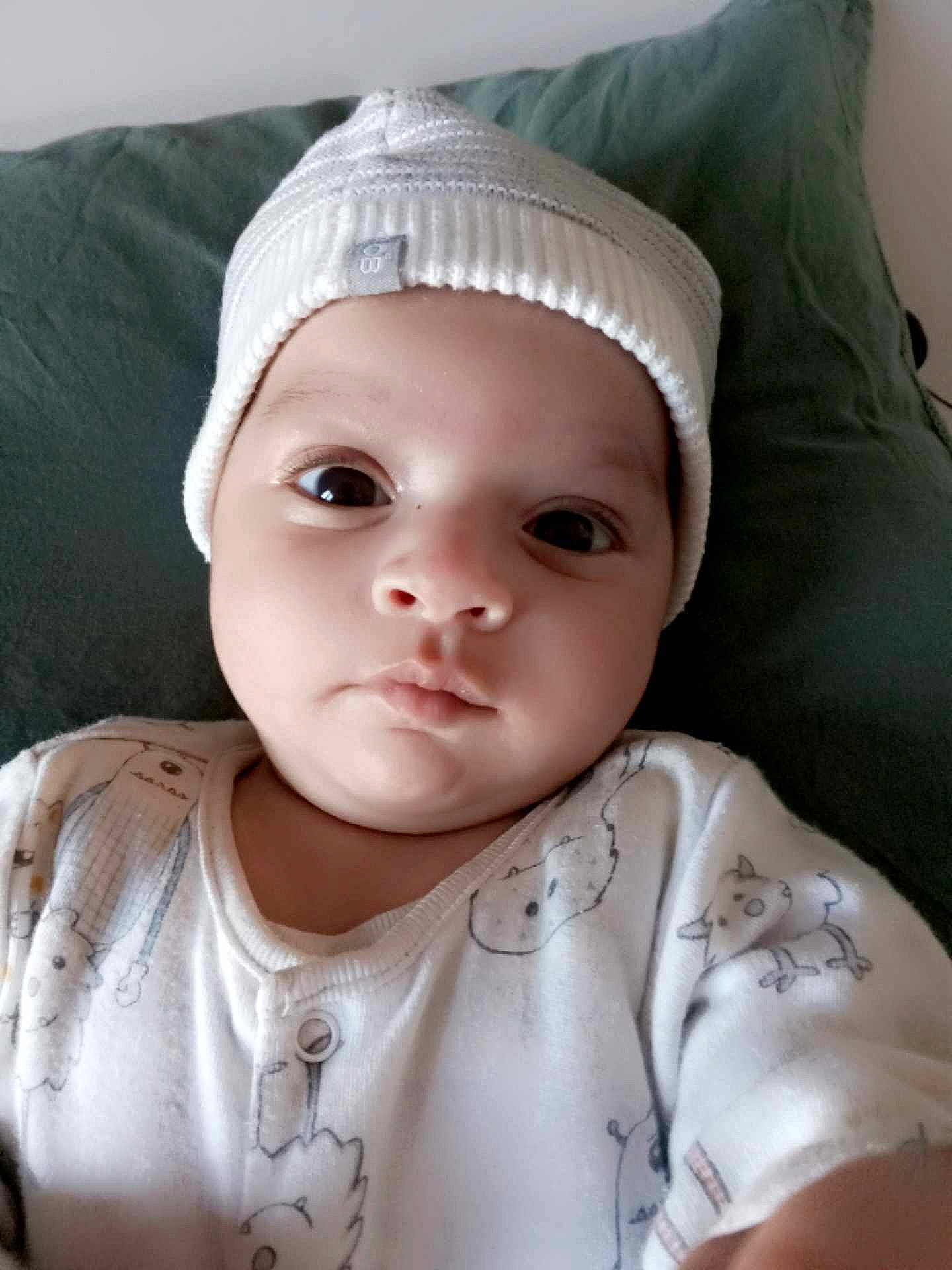 Aya participe au concours pour gagner de l'argent avec cette photo : baby, baby_toddler_clothing, cap, cheek, child, comfort, cool, eye, eyebrow, eyelash, face, head, headwear, iris, lip, nose, person, skin, sleeve, textile