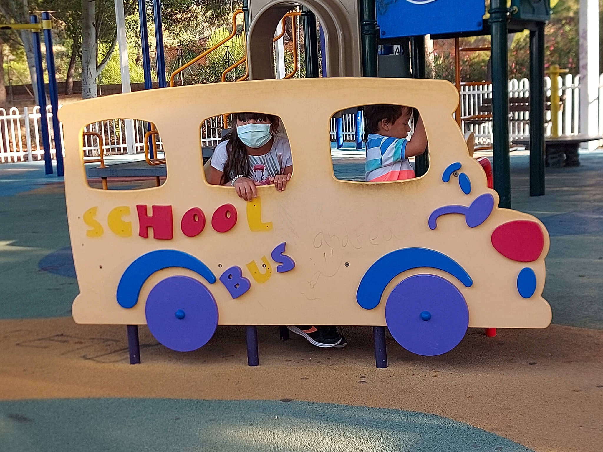 Valentina a rejoint le concours — aidez-le/la à gagner de superbes lots ! art, automotive_design, automotive_exterior, automotive_lighting, automotive_wheel_system, car, city, classic, classic_car, font, fun, leisure, mode_of_transport, motor_vehicle, person, plant, tire, tree, vehicle, wheel