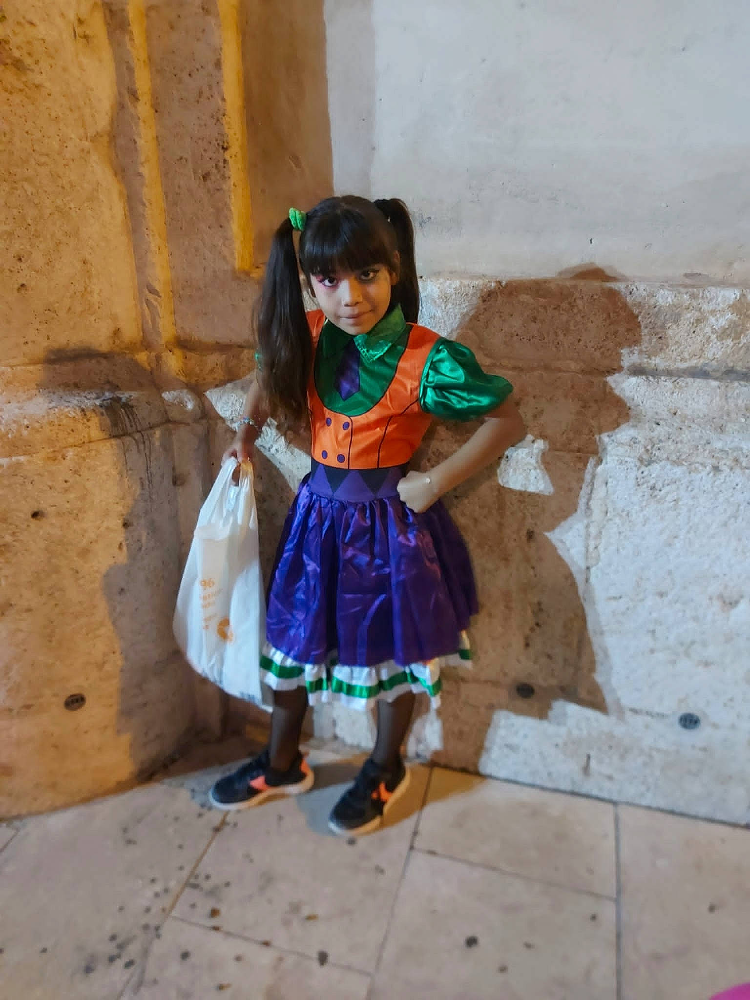Valentina a rejoint le concours — aidez-le/la à gagner de superbes lots ! child, concrete, door, electric_blue, happy, human_leg, person, sandal, shadow, sitting, smile, street, toddler, tourism, tradition, vacation, water
