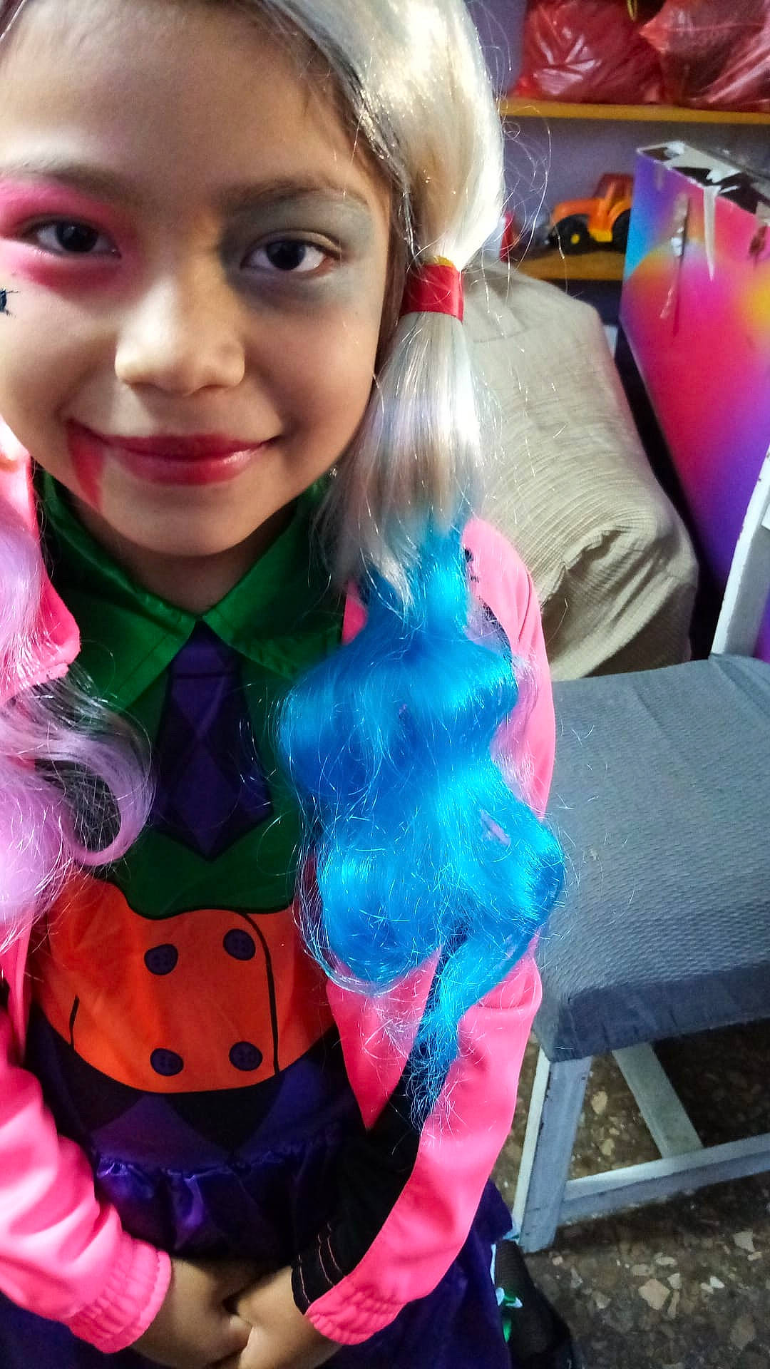 Valentina participe au concours pour gagner de l'argent avec cette photo : bangs, bow_tie, child, costume, electric_blue, event, eyebrow, eyewear, fashion_accessory, fun, hair, hairstyle, happy, headgear, iris, joy, lip, magenta, pattern, person