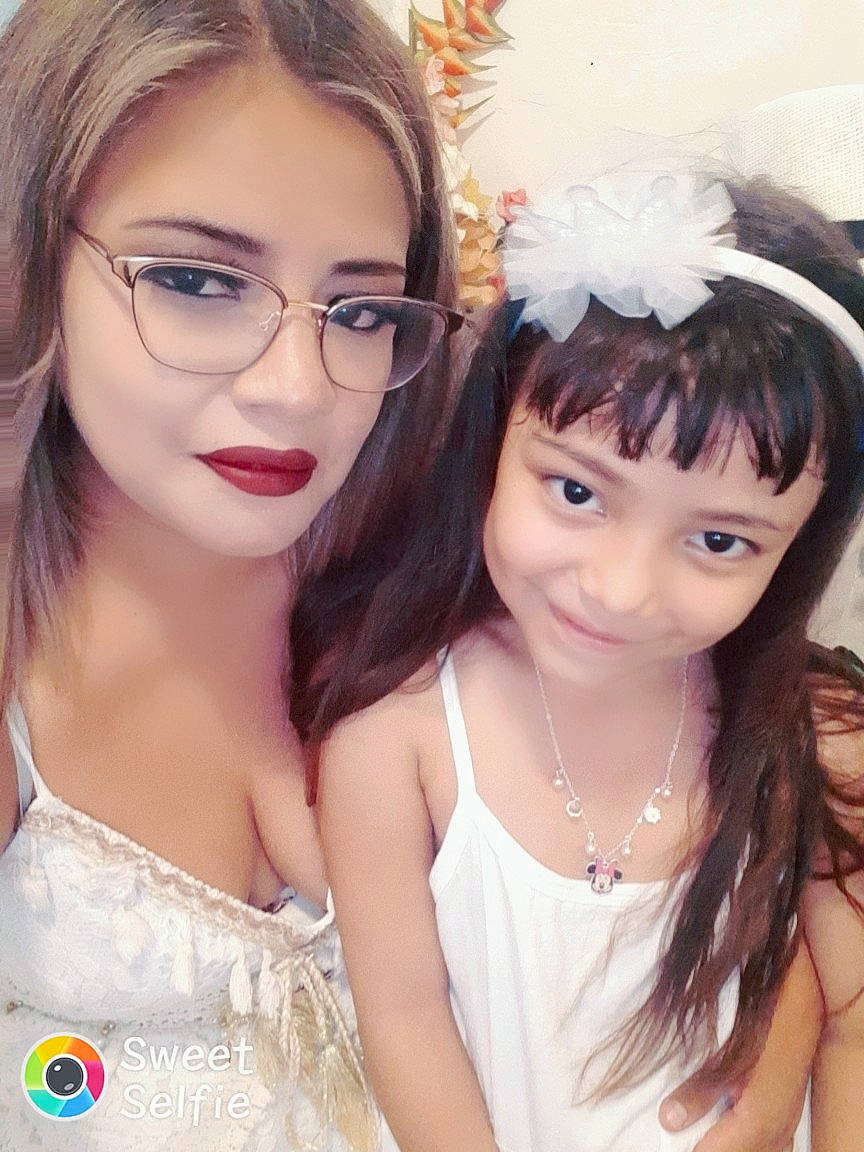 Valentina participe au concours pour gagner de l'argent avec cette photo : bridal_clothing, cool, dress, eye, eyebrow, eyelash, eyewear, facial_expression, fashion, fun, glasses, gown, happy, human, iris, joy, person, skin, smile, textile