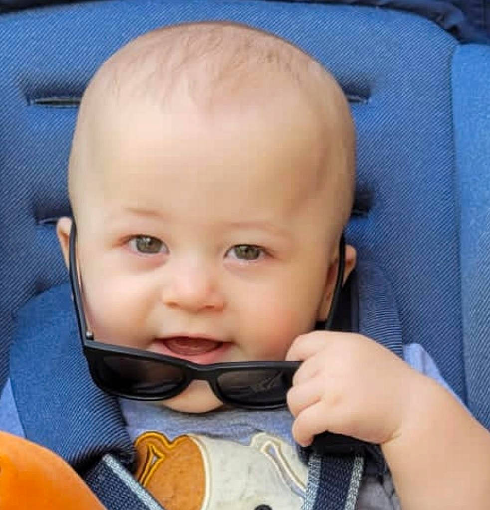 Rafael is registered to the contest to win money with this photo: baby, car_seat, cheek, comfort, ear, eye, eyebrow, eyelash, eyewear, finger, gesture, goggles, hairstyle, head, mouth, nose, person, skin, smile, toddler