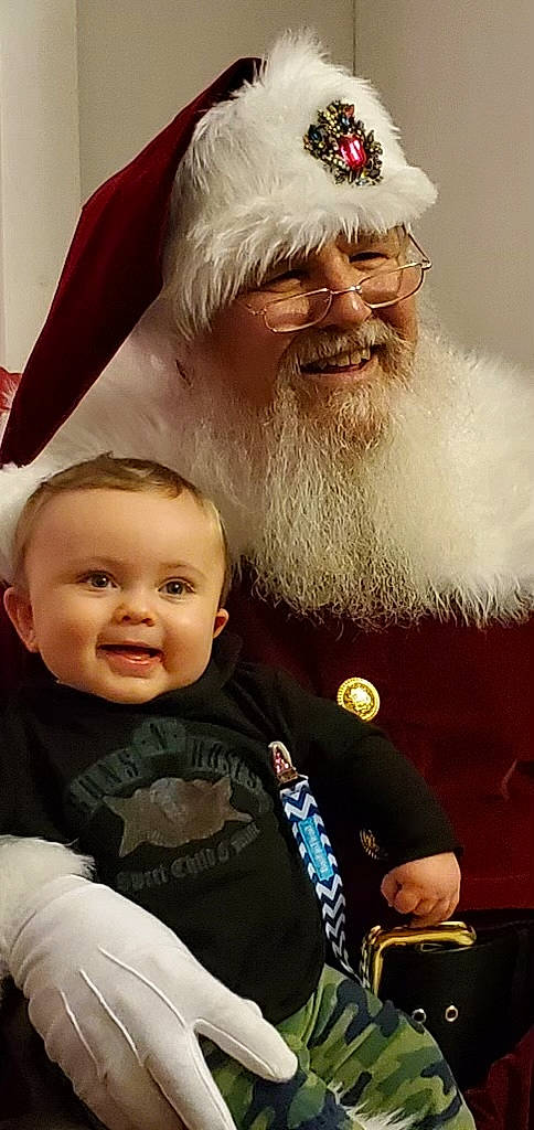 Colton is registered to the contest to win money with this photo: beard, chin, eye, face, facial_expression, facial_hair, hair, hairstyle, happy, head, human, human_body, mammal, organ, outerwear, person, skin, smile, sunglasses, vertebrate