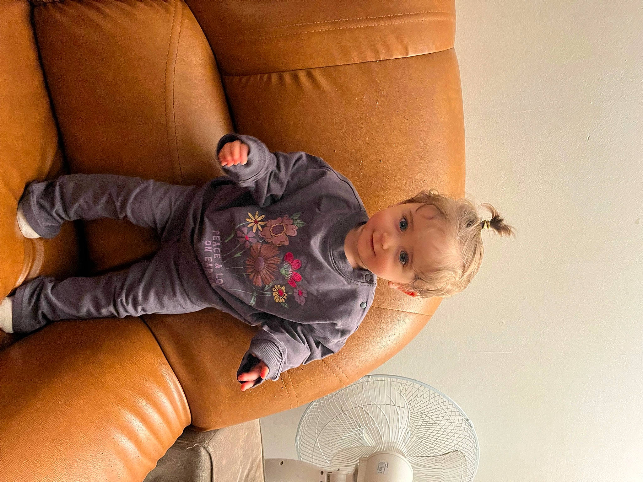 Janna participe au concours pour gagner de l'argent avec cette photo : baby, comfort, couch, elbow, flash_photography, flooring, foot, human_leg, joint, knee, lap, leg, linens, person, sitting, sleeve, sock, thigh, toddler, trunk