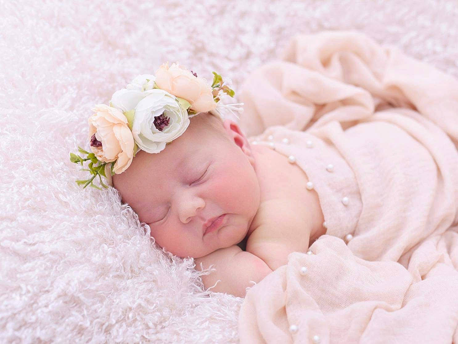 Luna is registered to the contest to win money with this photo: baby, baby_sleeping, baby_toddler_clothing, cap, embellishment, fashion_accessory, flower, grass, hair_accessory, hand, happy, headband, headpiece, jewellery, linens, peach, person, petal, pink, rose