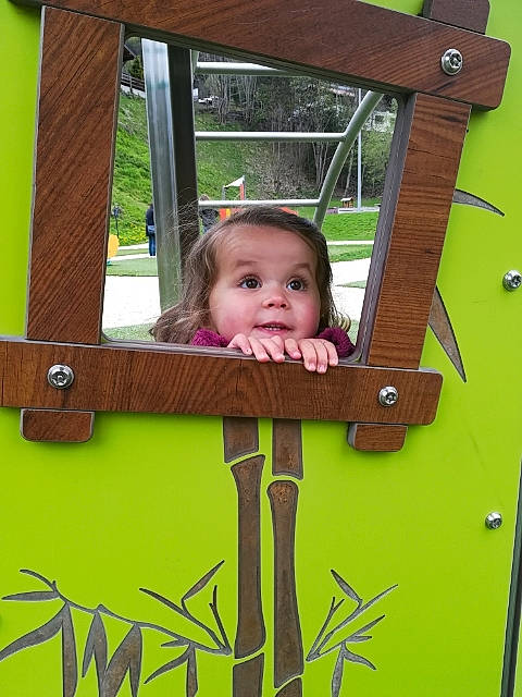 Marceline participe au concours pour gagner de l'argent avec cette photo : child, city, fun, grass, green, happy, house, human_settlement, leaf, leisure, outdoor_play_equipment, people, person, photograph, plant, play, smile, surprise, swing, toddler