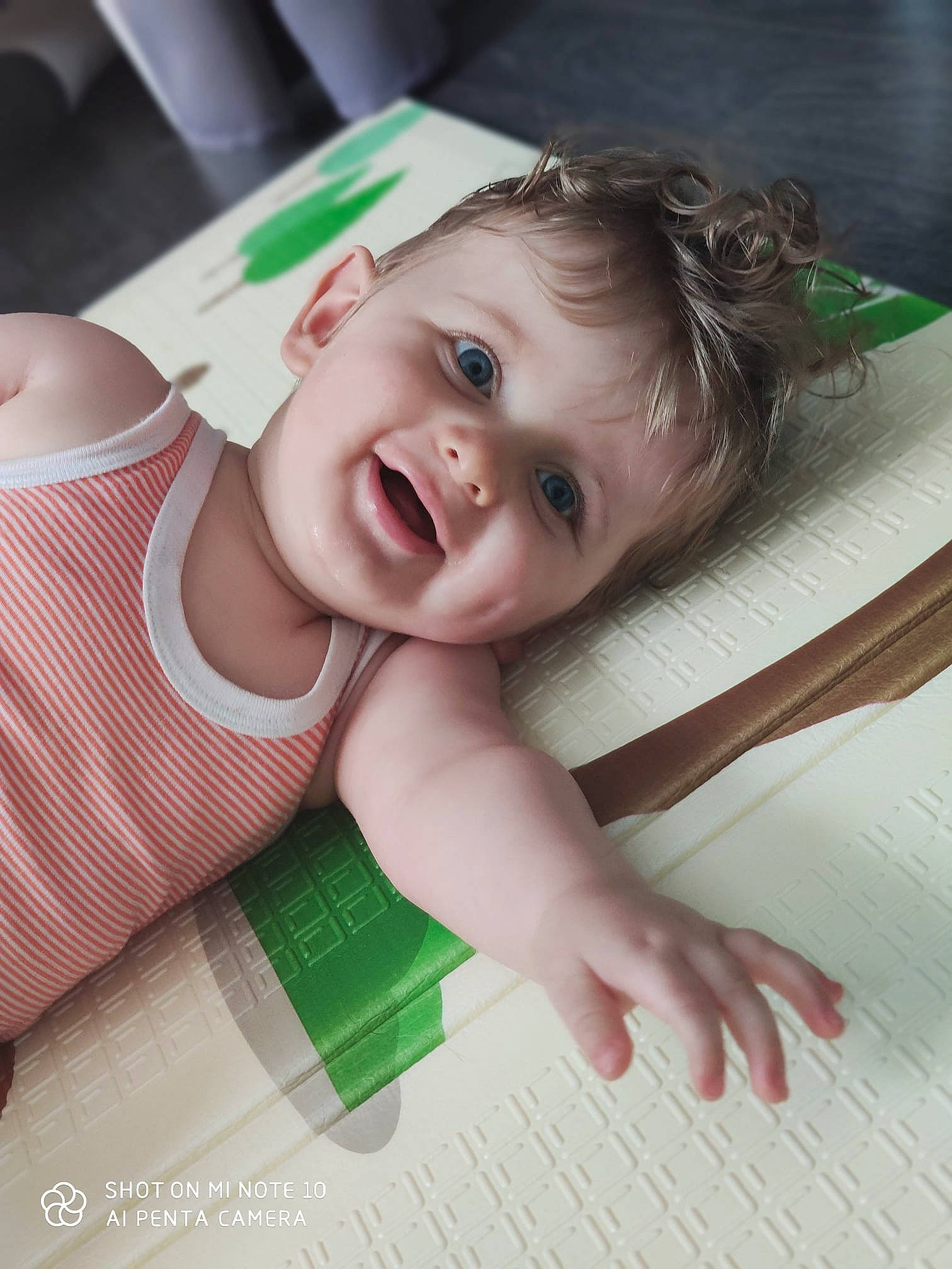 Aaron participe au concours pour gagner de l'argent avec cette photo : baby, baby_toddler_clothing, cheek, comfort, eyebrow, facial_expression, finger, flooring, fun, gesture, grass, hand, happy, iris, mouth, nose, person, skin, smile, toddler