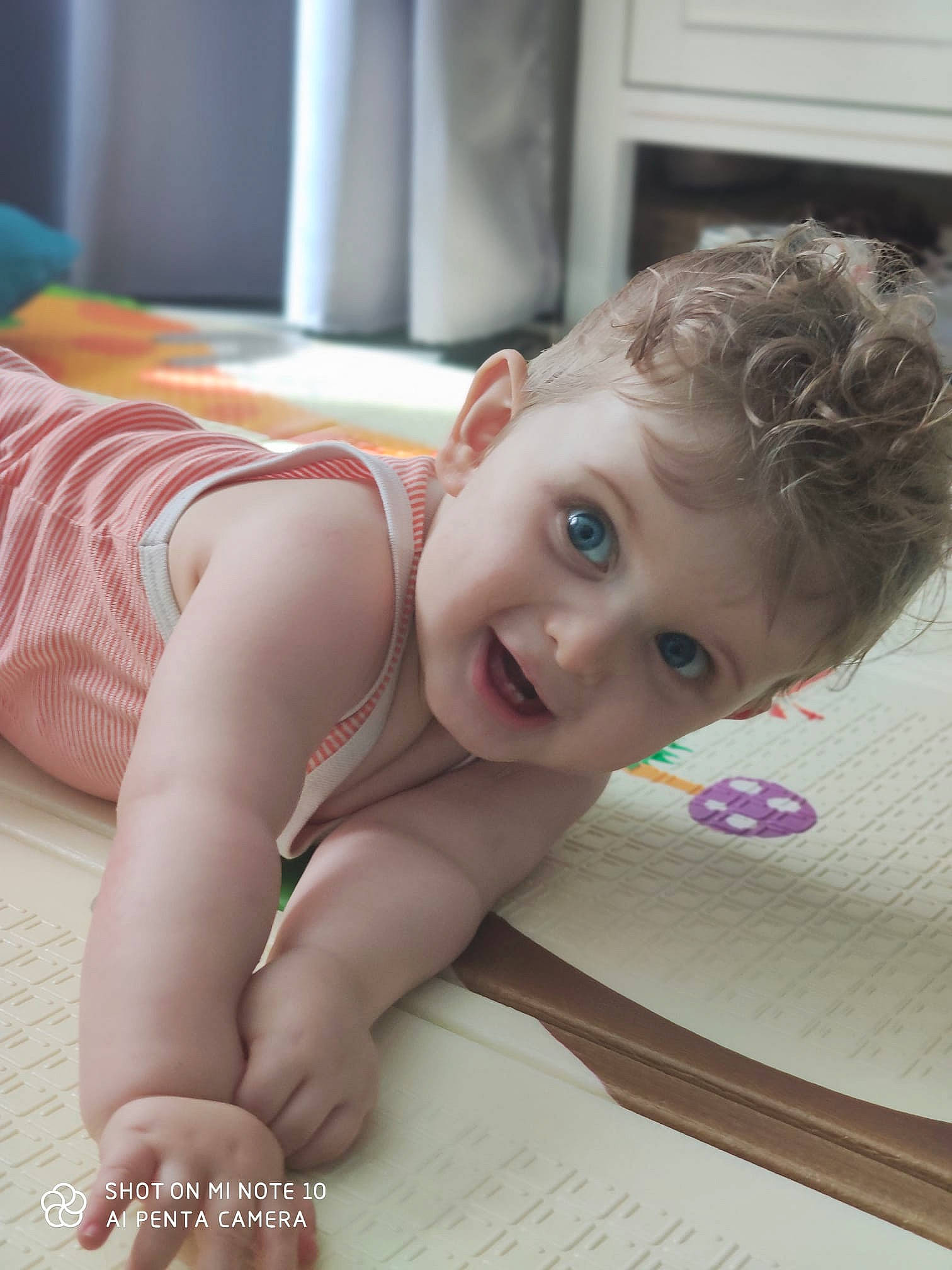 Aaron a rejoint le concours — aidez-le/la à gagner de superbes lots ! baby, blond, cheek, chest, chin, comfort, eye, eyebrow, eyelash, face, floor, flooring, happy, head, iris, lip, nose, person, skin, smile