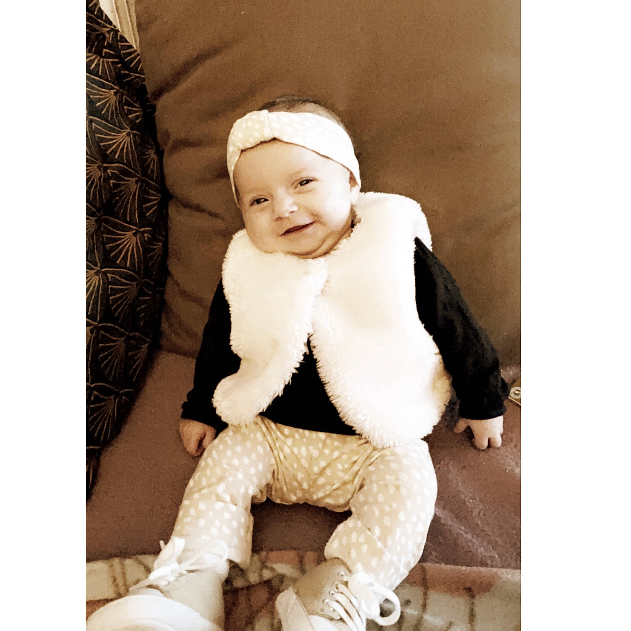 Luna a rejoint le concours — aidez-le/la à gagner de superbes lots ! art, baby, baby_toddler_clothing, child, collar, comfort, fashion_accessory, flash_photography, formal_wear, fur, happy, headgear, headwear, joy, knee, monochrome_photography, pattern, person, personal_protective_equipment, sitting