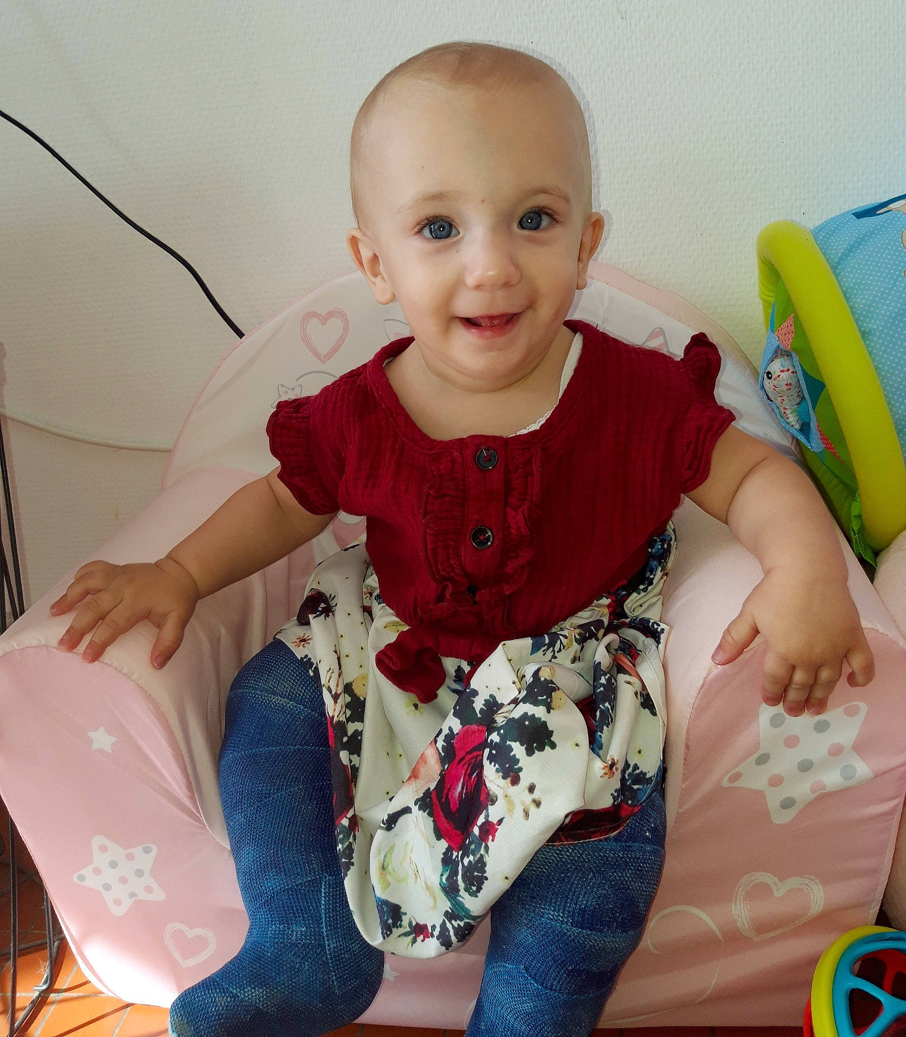 Shannel participe au concours pour gagner de l'argent avec cette photo : baby, baby_toddler_clothing, child, comfort, cool, facial_expression, fun, happy, head, human_leg, jeans, joy, knee, person, product, sitting, skin, sleeve, smile, t_shirt