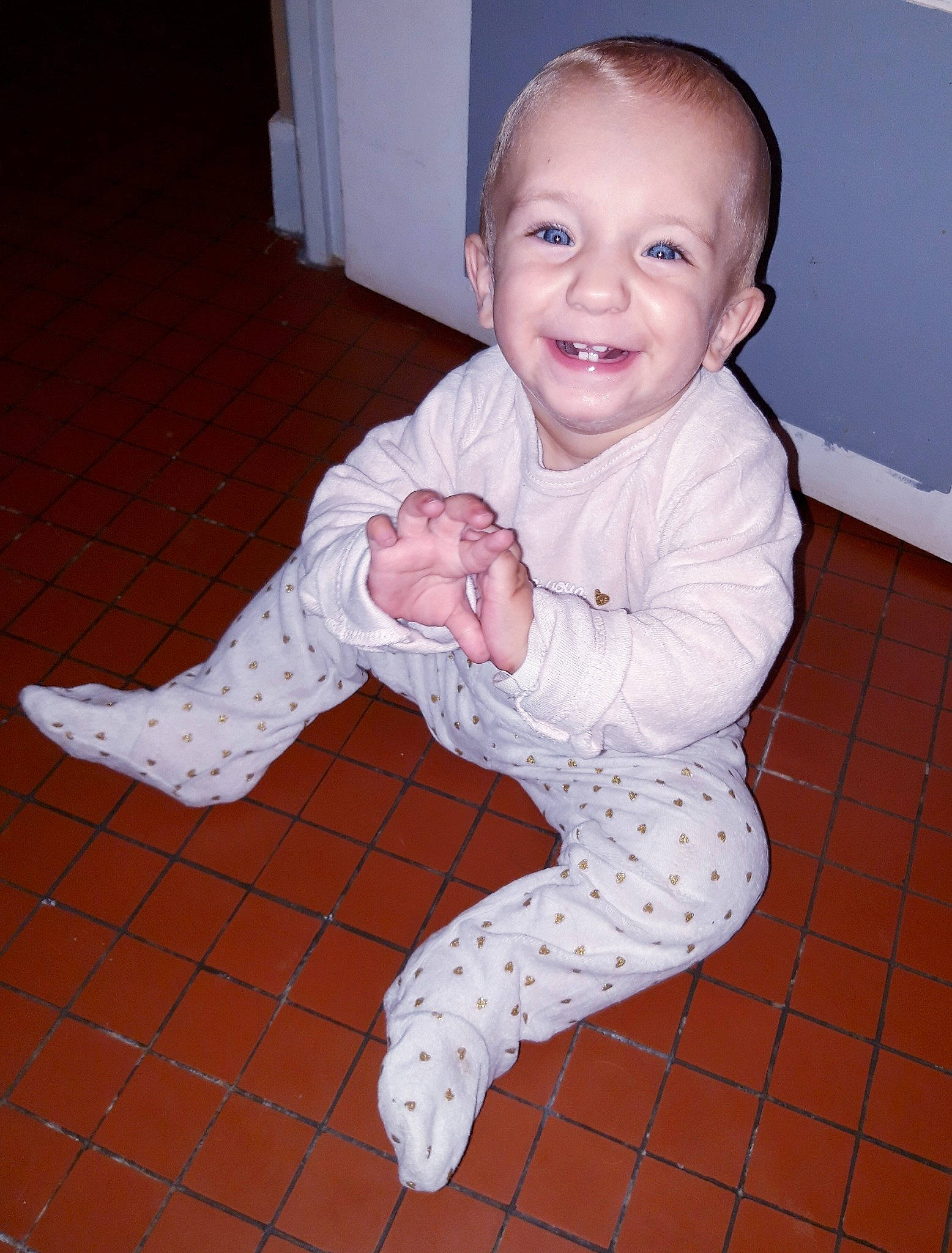 Shannel participe au concours pour gagner de l'argent avec cette photo : baby, baby_toddler_clothing, cheek, child, comfort, eye, face, floor, flooring, happy, hardwood, head, human_body, joy, pattern, person, sitting, sleeve, smile, thumb