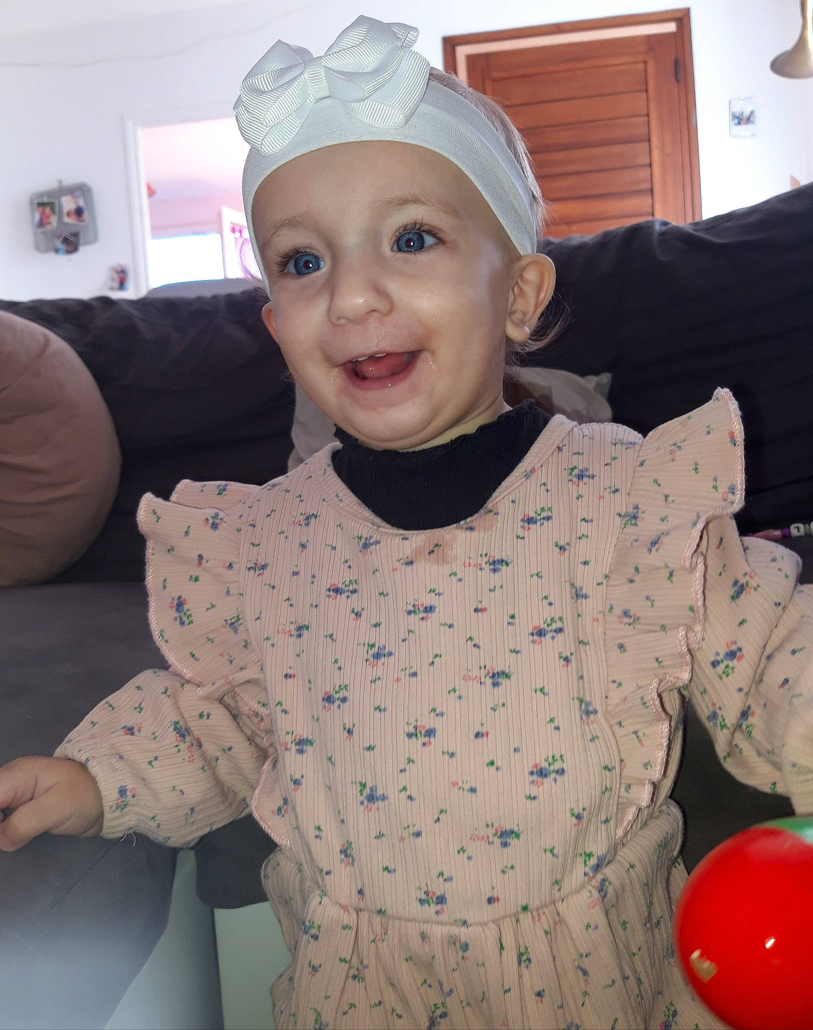 Shannel a rejoint le concours — aidez-le/la à gagner de superbes lots ! baby, baby_toddler_clothing, balloon, cap, child, costume_hat, event, fashion_accessory, fun, happy, hat, headwear, joy, outerwear, party_supply, pattern, person, pink, room, sleeve