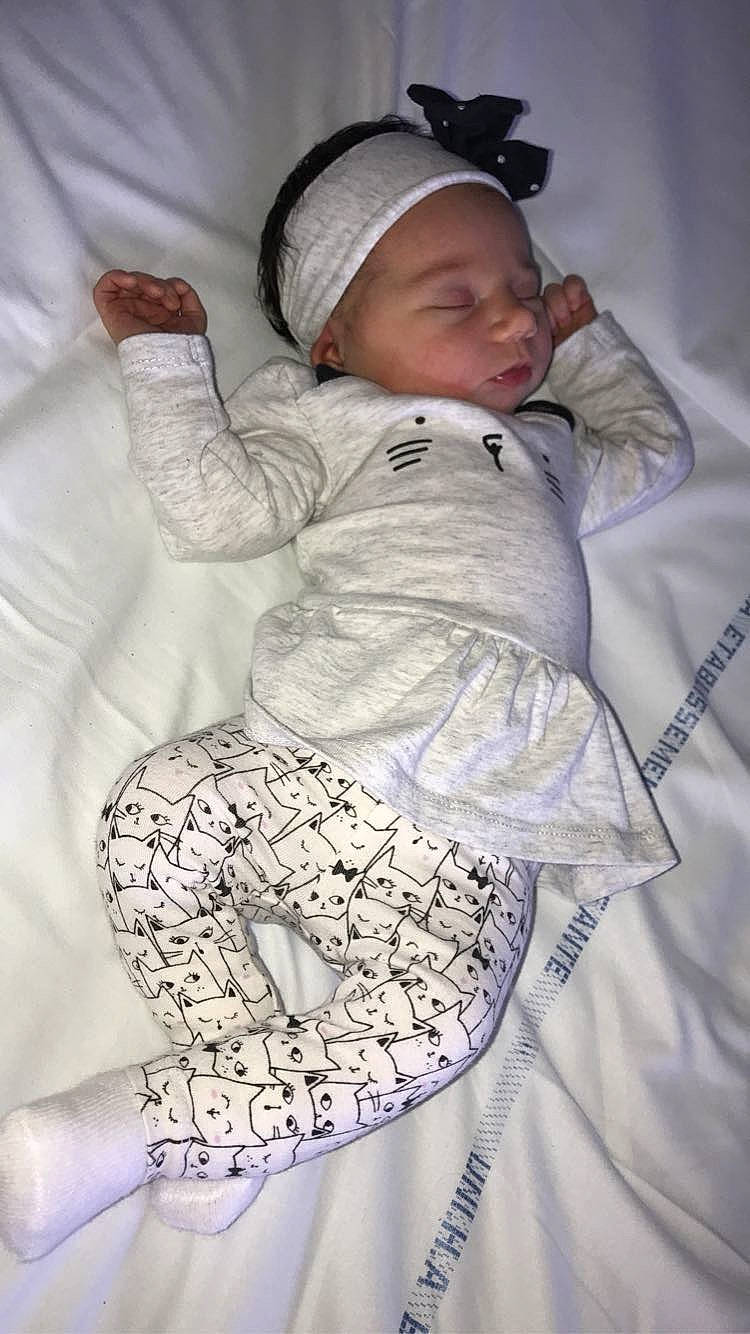 Amalya participe au concours pour gagner de l'argent avec cette photo : baby, baby_sleeping, child, person, product, sleep, toddler