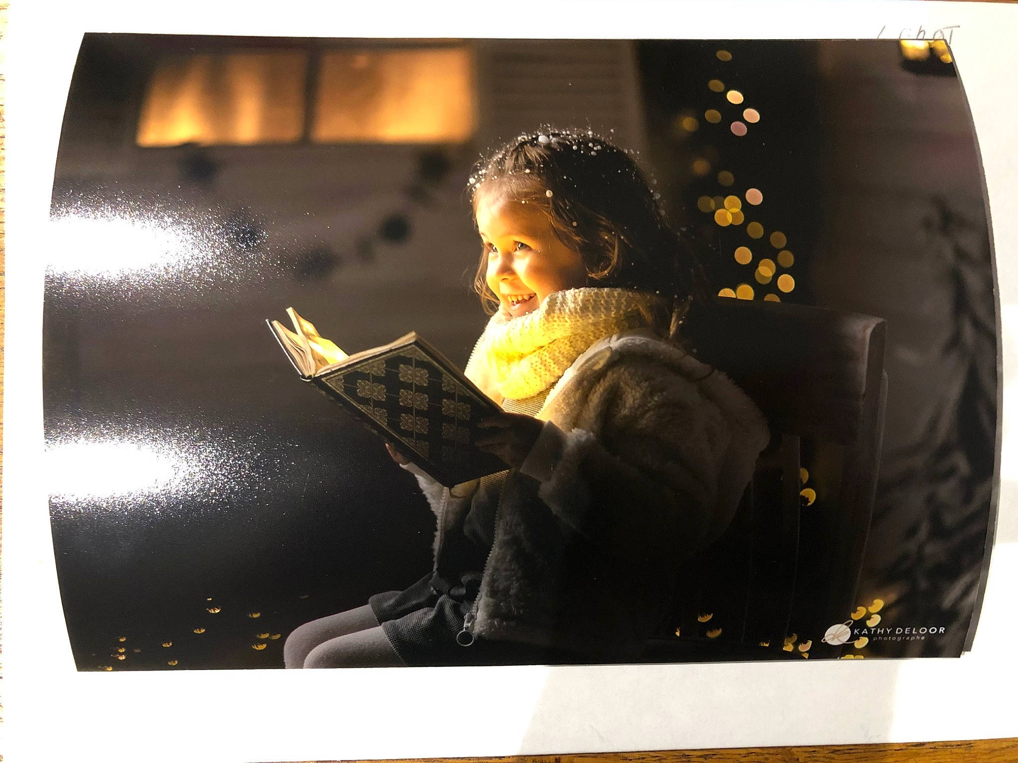 Gabie a rejoint le concours — aidez-le/la à gagner de superbes lots ! art, display_device, font, glass, modern_art, painting, person, portrait, rectangle, room, sitting, smile, stock_photography, tints_and_shades, vintage_clothing, visual_arts, window