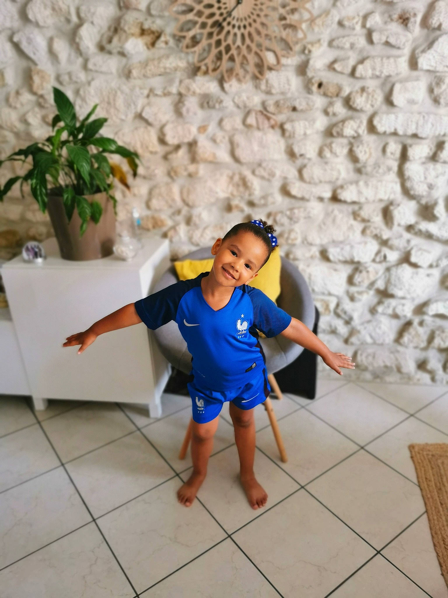 Candice participe au concours pour gagner de l'argent avec cette photo : barefoot, electric_blue, event, floor, flooring, flowerpot, foot, fun, happy, houseplant, human_leg, joy, landscape, leisure, person, plant, recreation, room, shorts, t_shirt